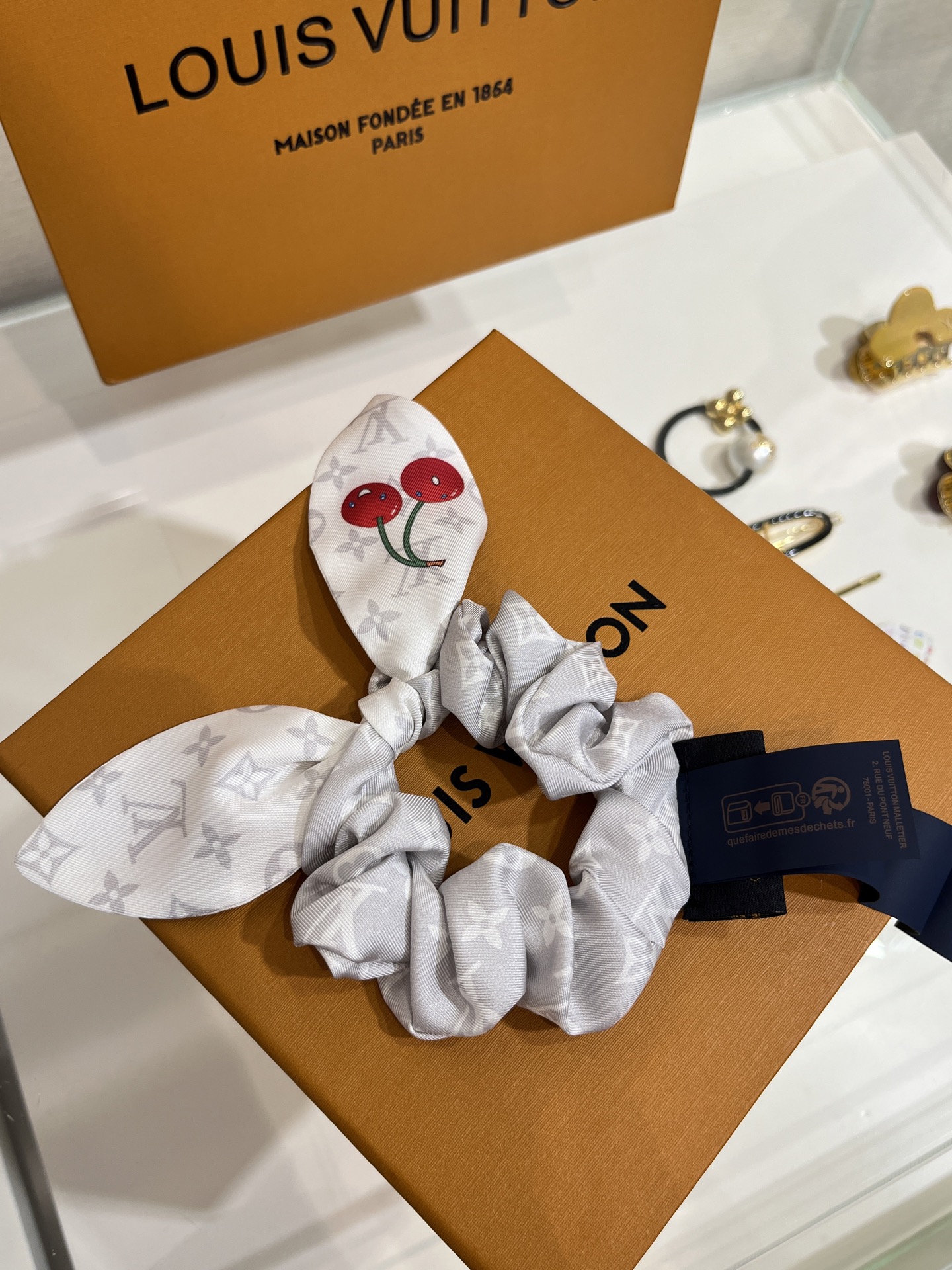 NO:633905,88168, today's new white model, LV Takashi Murakami's collaboration, presbyopic cherry silk rabbit ear hair tie, a must-buy for sisters who pursue quality. The silk texture is so good, presbyopic playful cherry, it seems like you have returned to the millennium. The hair tie can be tied to your hair or worn on your hands. Super practical. Real silk, 18mm heavy twill material. Popular top version, Louis Vuitton, real silk, Cartier high-end jewelry1986090988168,今日新品白色款 LV 村上隆合作款 老花字母樱桃真丝兔耳发圈 追求品质的姐姐必入 真丝质感太好了 老花俏皮樱桃 仿佛回到了千禧年 发圈绑头发、戴手上都可以 超级实用 真丝,18姆米重磅斜纹材质 爆款 顶级版本,,louis vuitton,real silk,卡迪亚高端饰品,Jewelry