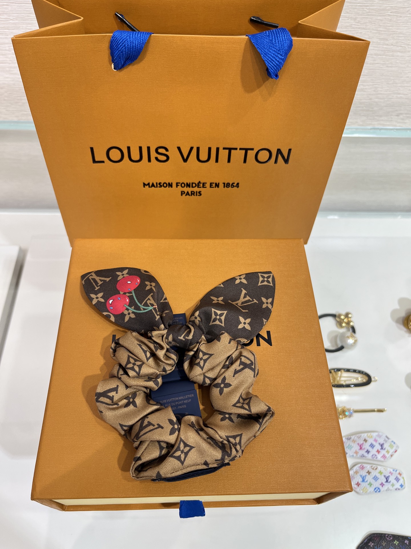 NO:633902,88168, today’s new brown model, LV Takashi Murakami’s collaboration, presbyopic cherry silk rabbit ear hair tie, a must-buy for sisters who pursue quality. The silk texture is so good, presbyopic playful cherry, it seems like you have returned to the millennium. The hair tie can be tied to your hair or worn on your hands. Super practical. Real silk, 18 mm heavy twill material. Hot style. Top version, Louis Vuitton, real silk, Cartier high-end jewelry.1986090988168,今日新品棕色款 LV 村上隆合作款 老花字母樱桃真丝兔耳发圈 追求品质的姐姐必入 真丝质感太好了 老花俏皮樱桃 仿佛回到了千禧年 发圈绑头发、戴手上都可以 超级实用 真丝,18姆米重磅斜纹材质 爆款 顶级版本,,louis vuitton,real silk,卡迪亚高端饰品,Jewelry