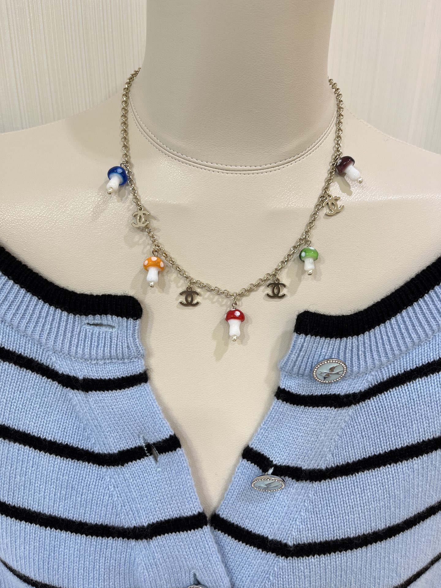NO:857225,88210 Today's new products, second-hand style, colorful mushroom double C pendant necklace. Customized dopamine color matching colorful mushrooms. So suitable for summer. The bright colors are full of vitality, full of vitality and have the feeling of y2k millennium hotties. Z-uniform brass resin material, necklace, Cartier high-end jewelry1986090988210今日新品中古款  彩色小蘑菇双C吊坠项链 客订款多巴胺配色多彩小蘑菇 太适合夏天啦 鲜艳色彩充满了生命力 活力满满又很有y2k千禧辣妹的感觉 z一致黄铜树脂材质,,necklace,卡迪亚高端饰品,Jewelry