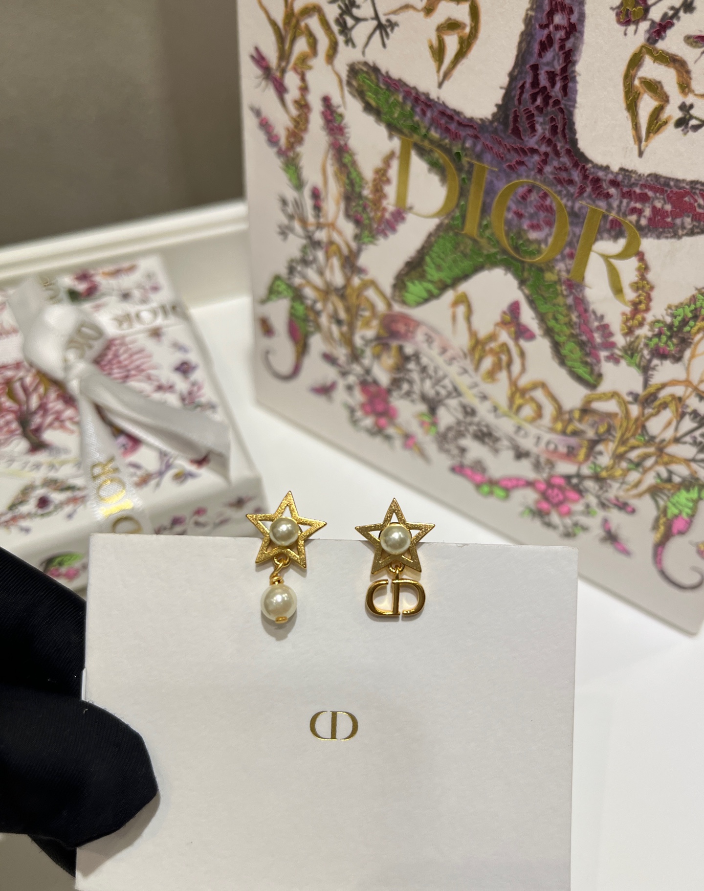 NO:633973,88168, today’s new product, asymmetrical design, 25 years new CD pearl pendant hollow five-pointed star earrings, the most classic lucky star element of the D family is so good, the version of frosted metal, the physical details are very textured, the same brass material as yb, customized pearls, top version, dior, Cartier high-end jewelry1986090988168,今日新品不对称设计 25年新款CD珍珠吊坠镂空五角星耳钉 D家最经典的幸运星元素太乖啦 对版磨砂金属 实物细节非常有质感 yb一样黄铜材质 定制珍珠 顶级版本,,dior,卡迪亚高端饰品,Jewelry