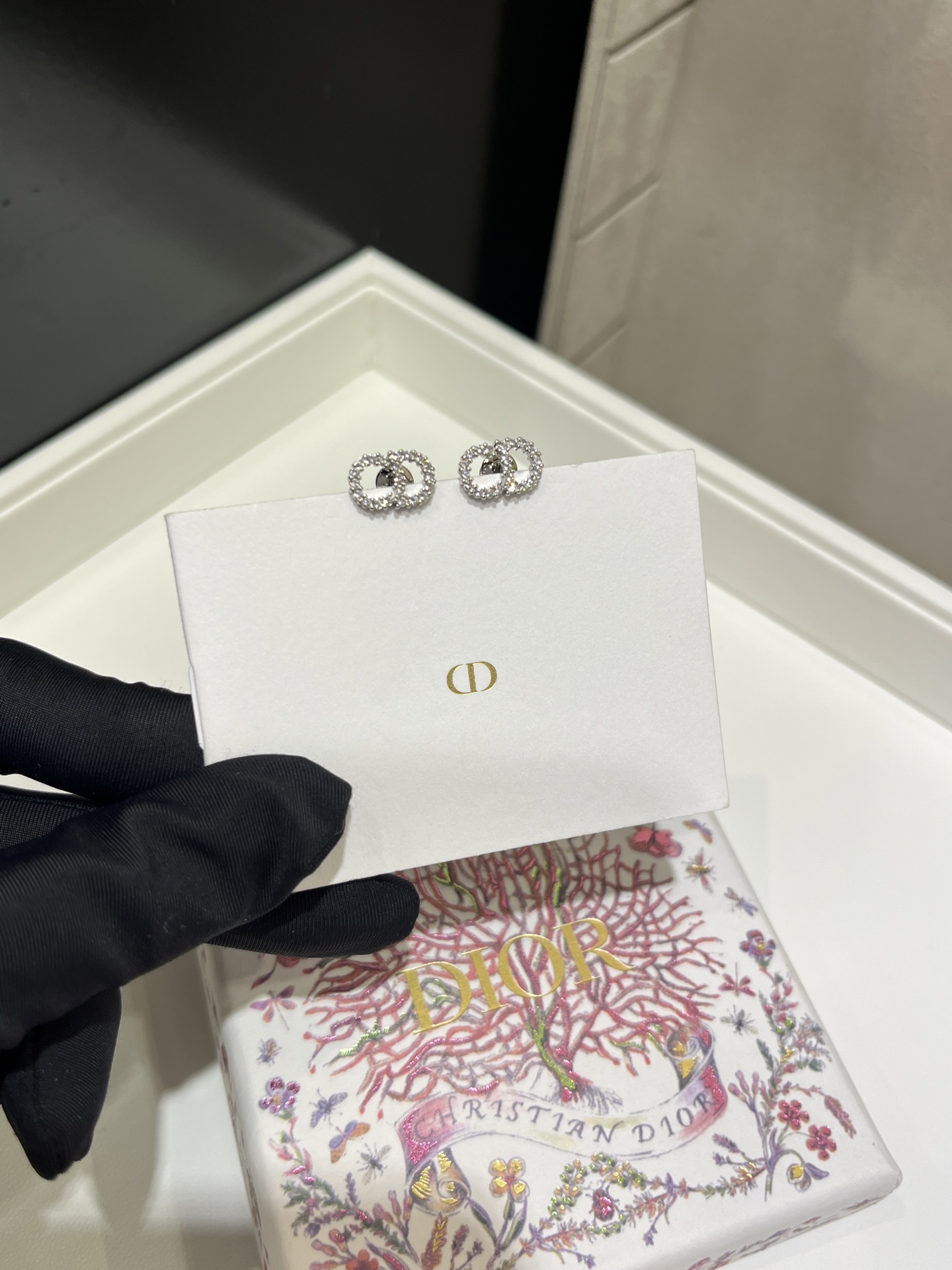 NO:635121,88120. The classic return arrived today. Full diamond CD basic style earrings. Light gold & silver. Classic return style. It has been selling well even in the days when no pictures were posted. Mini size is the first choice for daily commuting. It is not picky at all. The same brass material as yb. Customized crystal. Two colors to choose from. Cartier high-end jewelry.1986090988120.今日到货经典返场  满钻CD基础款耳钉 浅金色&银色 经典返场款 没发图的日子里也一直热卖 mini size日常通勤百搭首选 完全不挑人 yb一样黄铜材质 定制水晶 两色可选,,卡迪亚高端饰品,Jewelry