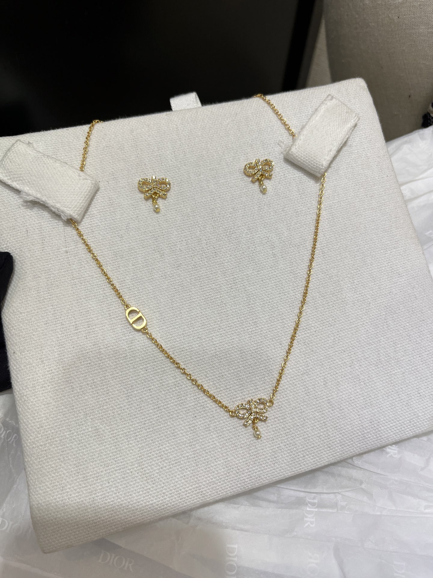 NO:633873,88180, today's new necklace * 25 years new gold CD bow pearl pendant necklace mini full diamond bow is so good, it is a precious gift. The word 'exquisite' is written from beginning to end. The Swarovski crystal is so sparkling that you can't focus when taking pictures. The same brass Swarovski phantom diamond as yb. Customized pearls. Top version, necklace, Cartier high-end jewelry.1986090988180,今日新品项链 * 25年新款金色CD蝴蝶结珍珠吊坠项链 mini满钻蝴蝶结太乖了 矜贵千金即视感 从头到尾写满了“精致”二字 施华洛水晶巨闪无比 拍照都聚焦不了 yb一样黄铜施华洛魅影钻 定制珍珠 顶级版本,,necklace,卡迪亚高端饰品,Jewelry