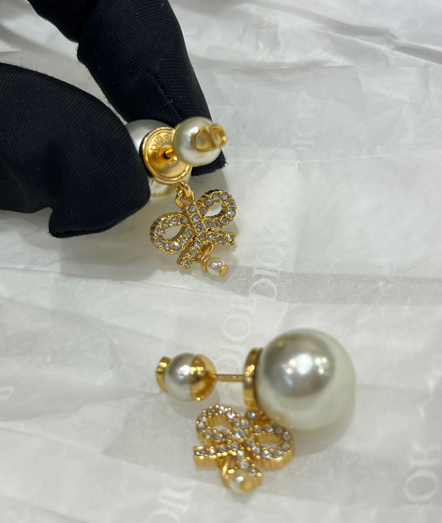 NO:633875,88180, today's new earrings * 25 years new gold CD bow pearl pendant double ball earrings mini full diamond bow is so good, the sense of luxury and gold is full of the word 'exquisite' from beginning to end. It is paired with the classic double ball pearl design, who looks good on whoever wears it. YB same brass Swarovski phantom diamond customized pearls top version, earrings, Cardia high-end jewelry1986090988180,今日新品耳环 * 25年新款金色CD蝴蝶结珍珠吊坠双球耳环 mini满钻蝴蝶结太乖了 矜贵千金即视感 从头到尾写满了“精致”二字 搭配经典双球珍珠设计 谁戴谁好看 yb一样黄铜施华洛魅影钻 定制珍珠 顶级版本,,earrings,卡迪亚高端饰品,Jewelry