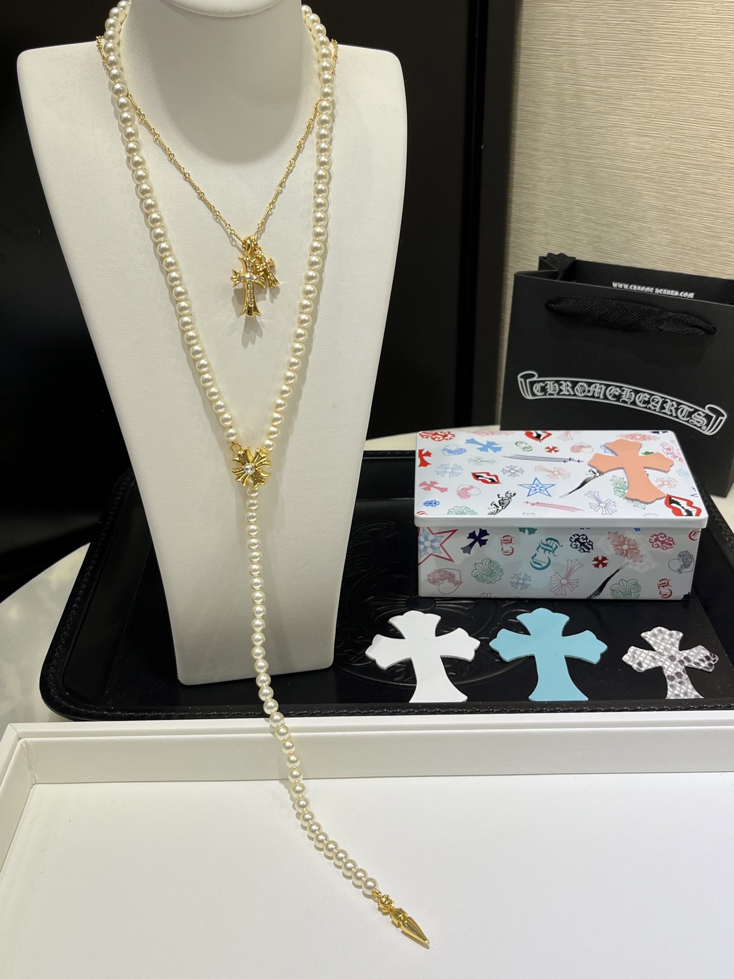NO:635701,Necklace mikimoto Chrome Hearts co-branded model 22k gold cross pearl necklace Pearl19860909项链 mikimoto 克罗心联名款 22k金色十字架珍珠项链 珍珠x克罗心 搭配起来意外的好看 酷飒摇滚风又带着优雅古典美 很个性 Y型链条 扣子可以随意调节 非常方便 环保铜镀金定制珍珠 非真珠 毛衣链带 全套包装,,chrome hearts,sweaters,necklace,gold plating,卡迪亚高端饰品,Jewelry