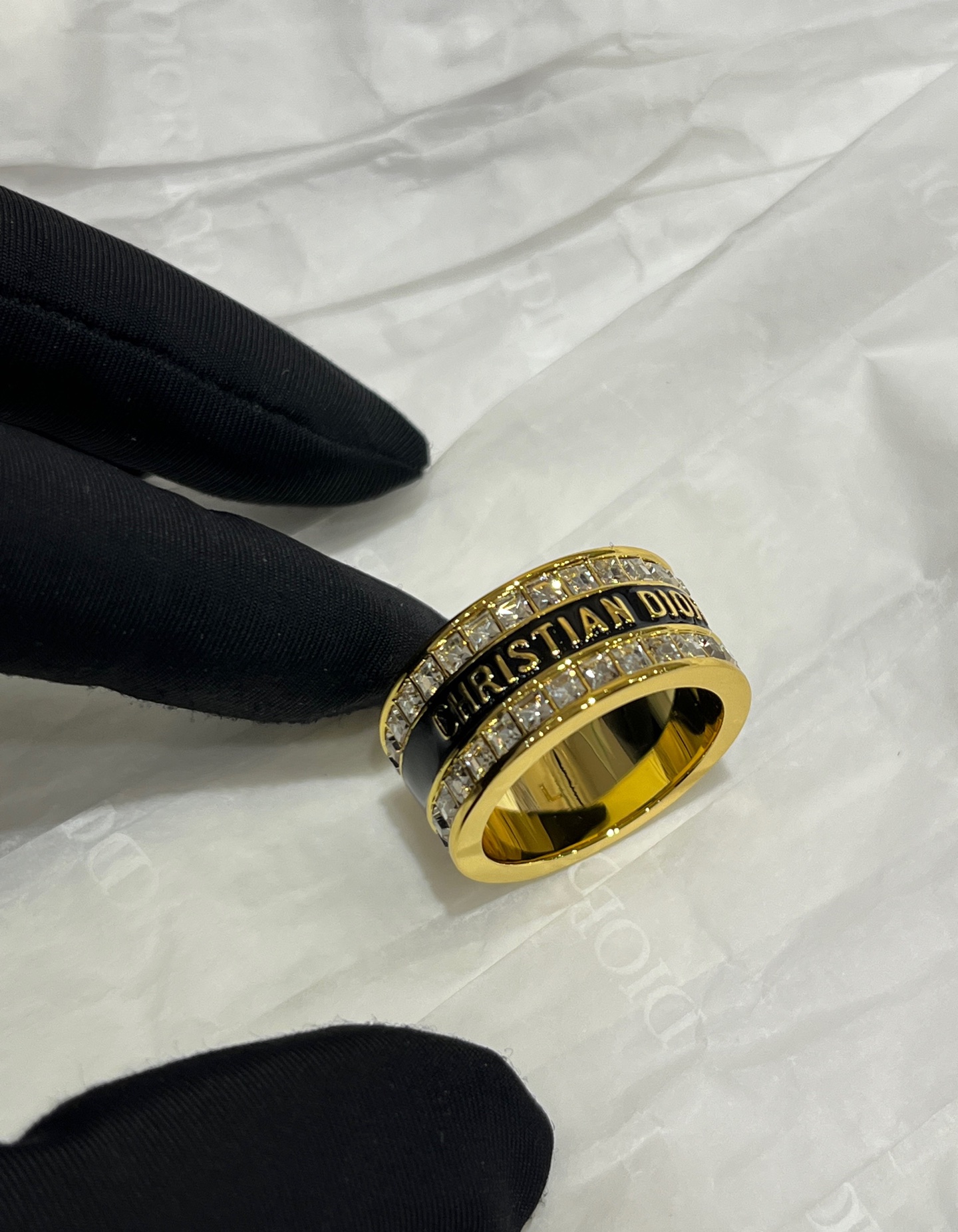 NO:635926,88180, today's new ring * 25 years new black enamel gold alphabet diamond ring. The ring is inlaid with square diamonds on both sides. The enamel process is precisely controlled to make the letter lines clean and neat. The wide version texture is really amazing and shows the noble old money style. The size is 6-7-8, corresponding to S-M-L. yb same brass material. Square diamond custom crystal. Top version, ring, Cardia high-end jewelry.1986090988180,今日新品戒指 * 25年新款黑色珐琅金色字母排钻戒指 戒指两侧镶嵌方钻排钻无敌爆闪 珐琅工艺精准控制 做到字母线条干净利落 宽版质感真的太绝了显贵气的老钱风 size尺码美码6-7-8,对应S-M-L yb一样黄铜材质 方钻定制水晶 顶级版本,,ring,卡迪亚高端饰品,Jewelry