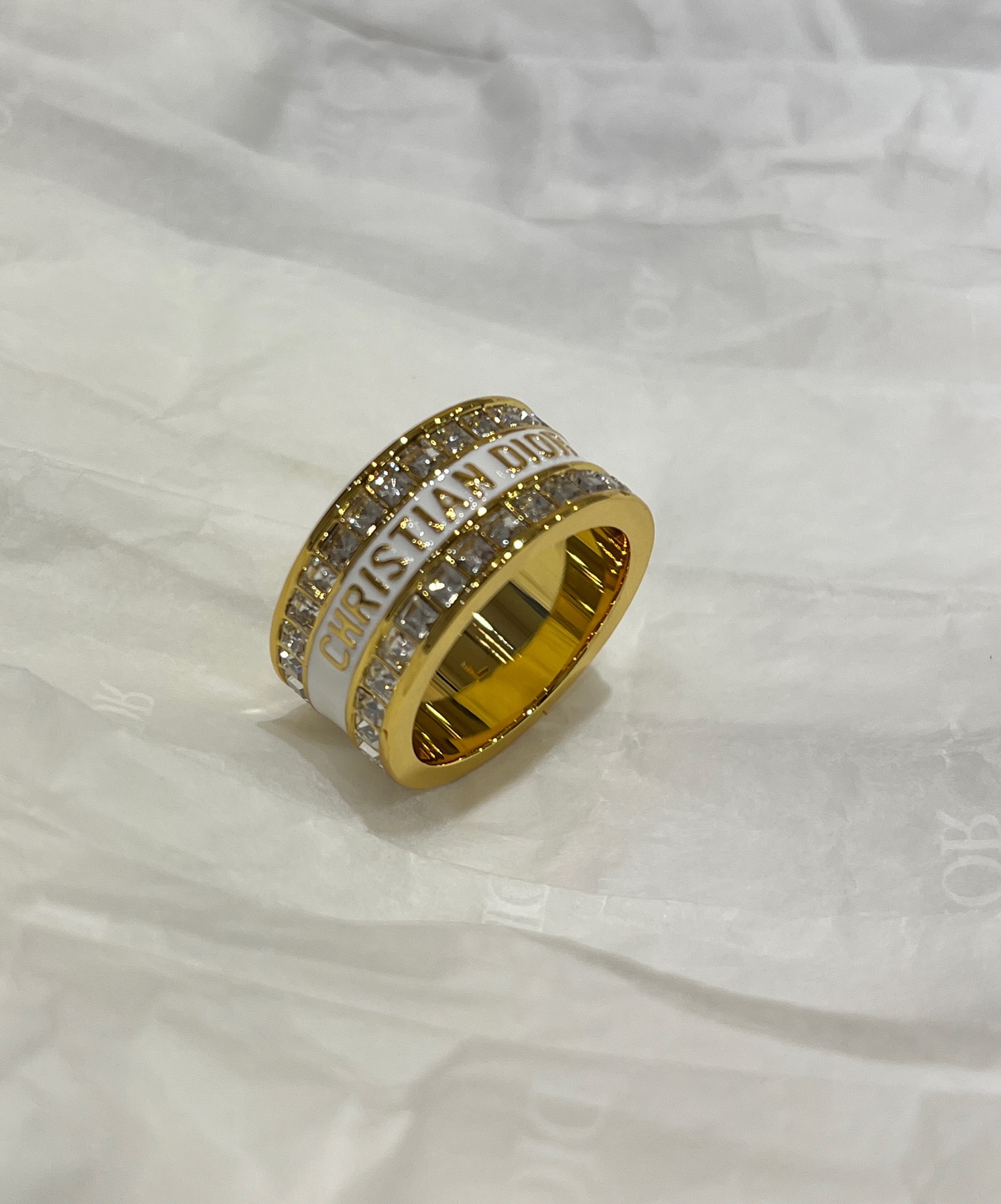 NO:633853,88180, ring arrived today * 25 years new white enamel gold alphabet diamond ring. The ring is inlaid with square diamonds on both sides. The enamel process is precisely controlled to make the letter lines clean and neat. The wide version texture is really amazing and shows the noble old money style. The size is 6-7-8, corresponding to S-M-L. yb same brass material. Square diamond custom crystal. Top version, ring, Cartier high-end jewelry.1986090988180,今日到货戒指 * 25年新款白色珐琅金色字母排钻戒指 戒指两侧镶嵌方钻排钻无敌爆闪 珐琅工艺精准控制 做到字母线条干净利落 宽版质感真的太绝了显贵气的老钱风 size尺码美码6-7-8,对应S-M-L yb一样黄铜材质 方钻定制水晶 顶级版本,,ring,卡迪亚高端饰品,Jewelry