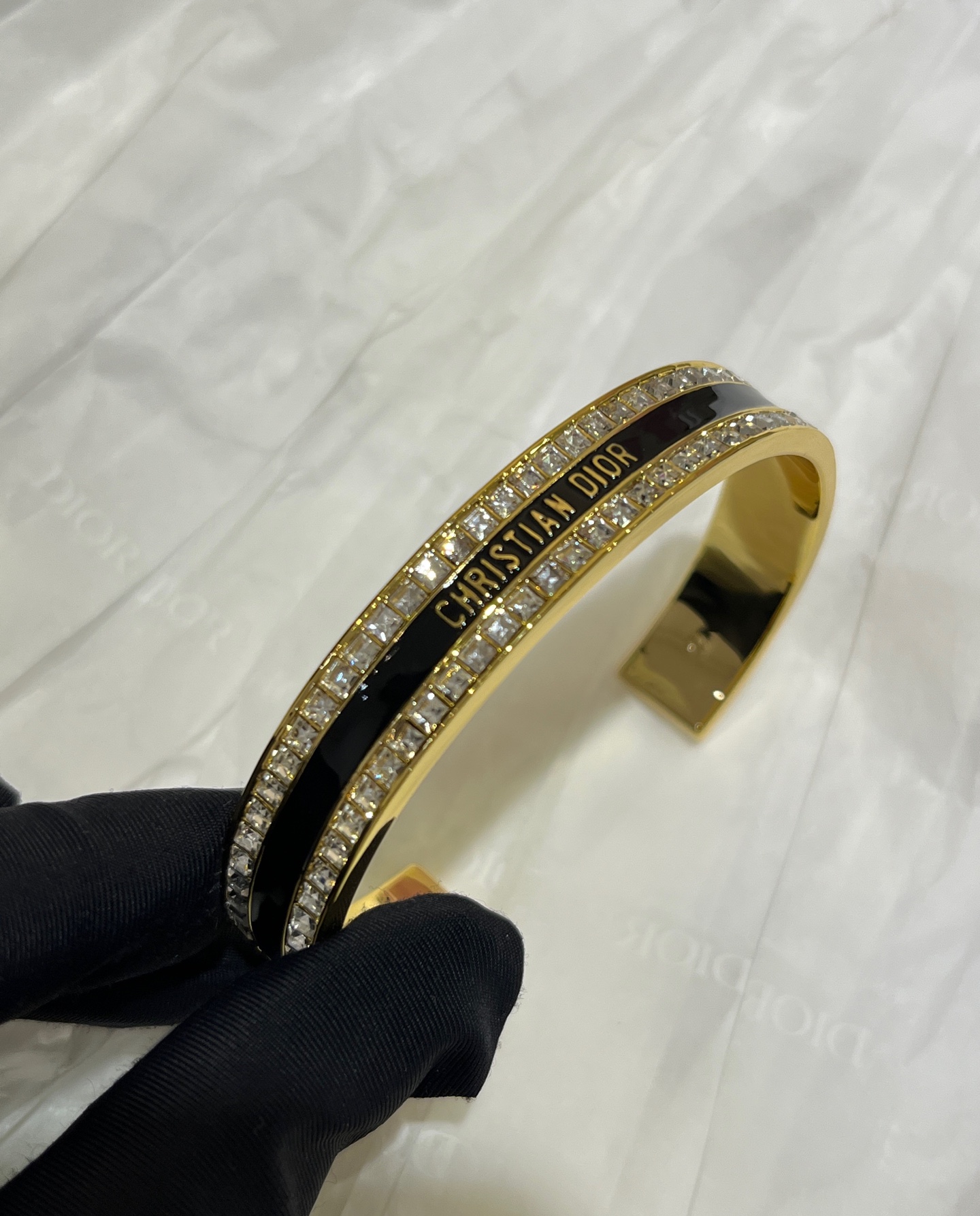 NO:635928,88220, today's new bracelet * 25 years new black enamel gold alphabet diamond open bracelet. The bracelet is inlaid with square diamonds on both sides for invincible sparkle. The enamel process is precisely controlled to achieve clean letter lines. Black gold color matching is always a classic high-end aesthetic. YB same brass material, square diamond custom crystal, top version. Size 17 corresponds to M size, bracelet, Cartier high-end jewelry1986090988220,今日新品手镯 * 25年新款黑色珐琅金色字母排钻开口手镯 手镯两侧镶嵌方钻排钻无敌爆闪 珐琅工艺精准控制 做到字母线条干净利落 黑金配色永远的经典高级审美 yb一样黄铜材质 方钻定制水晶 顶级版本 尺寸17对应M码,,bracelet,卡迪亚高端饰品,Jewelry