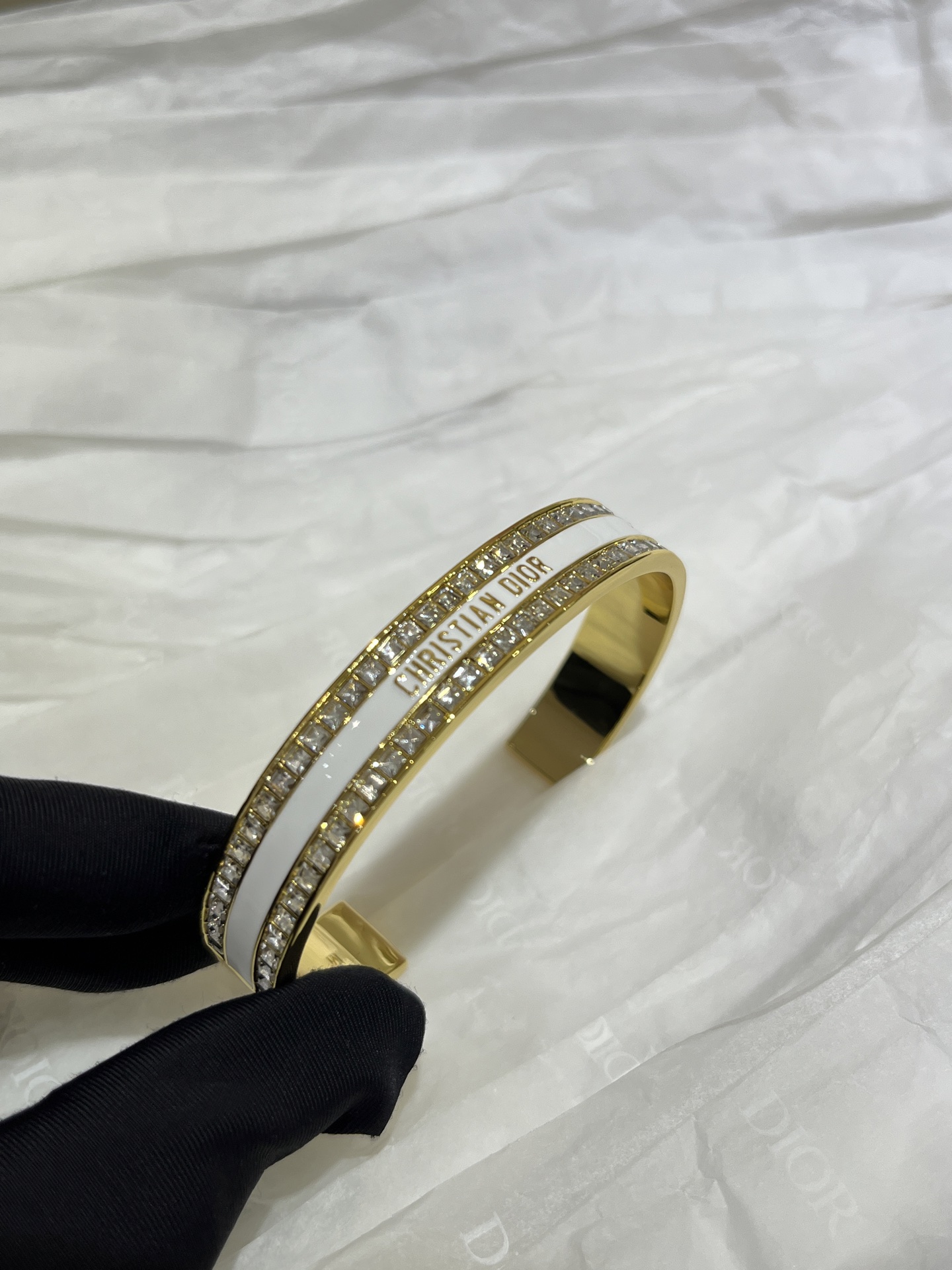 NO:635930,88220, today's new bracelet * 25 years new white enamel gold alphabet diamond open bracelet. The bracelet is inlaid with square diamonds on both sides for invincible sparkle. The enamel process is precisely controlled to achieve clean and neat letter lines. The white gold color scheme has an old-money feel and high-end aesthetic. YB-like brass material. Square diamond custom crystal. Top version. Size 17 corresponds to M size, bracelet, Cartier high-end jewelry.1986090988220,今日新品手镯 * 25年新款白色珐琅金色字母排钻开口手镯 手镯两侧镶嵌方钻排钻无敌爆闪 珐琅工艺精准控制 做到字母线条干净利落 白金配色很有老钱风的feel高级审美 yb一样黄铜材质 方钻定制水晶 顶级版本 尺寸17对应M码,,bracelet,卡迪亚高端饰品,Jewelry