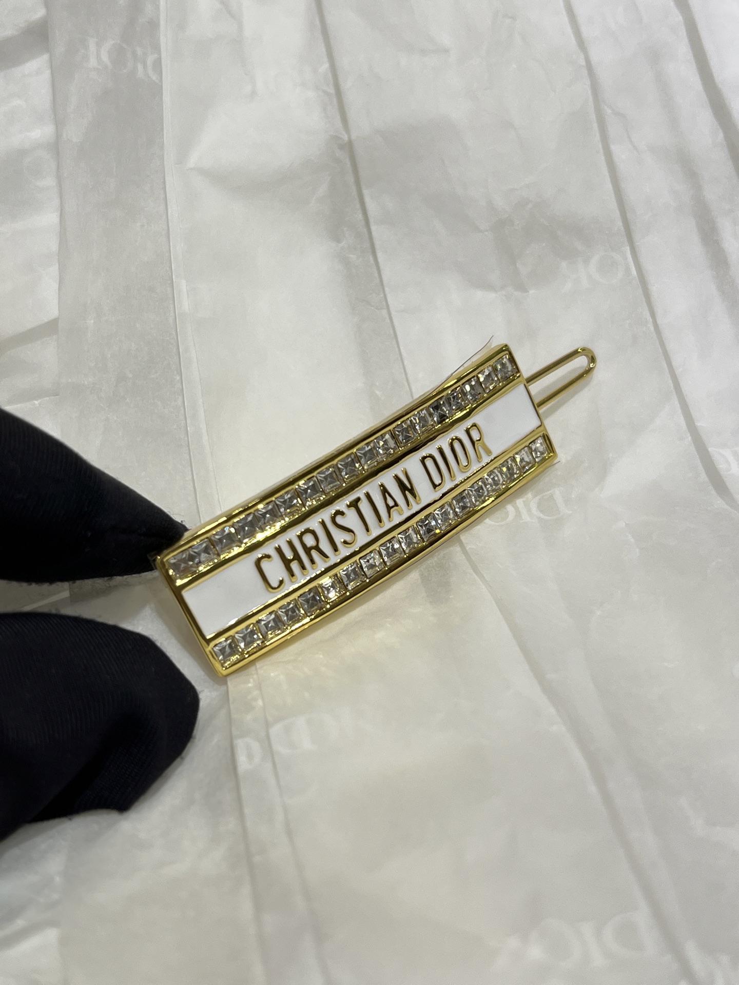 NO:633856,88180, hairpins arrived today * 25 years new white enamel gold letter row diamond hairpin. The hairpin is inlaid with square diamonds on both sides for invincible sparkle. The enamel process is precisely controlled to make the letter lines clean and neat. The texture is really amazing and shows the noble old money style. YB same brass material, square diamond custom crystal, top version, platinum color matching, hairpins, Cartier high-end jewelry1986090988180,今日到货发夹 * 25年新款白色珐琅金色字母排钻发夹 发夹两侧镶嵌方钻排钻无敌爆闪 珐琅工艺精准控制 做到字母线条干净利落 质感真的太绝了显贵气的老钱风 yb一样黄铜材质 方钻定制水晶 顶级版本 白金配色,,hairpins,卡迪亚高端饰品,Jewelry