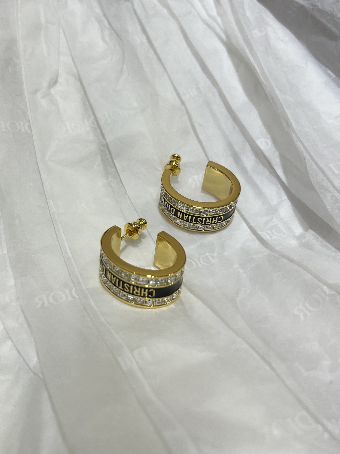 NO:647412,88200 Today's new earrings * 25 years new black enamel gold letter row diamond earrings. The earrings are inlaid with square diamonds on both sides. The diamond row is invincible. The enamel process is precisely controlled to achieve clean letter lines. The texture is really amazing. The black gold color matching is high-end aesthetic. YB same brass material. Square diamond custom crystal. Top version, earrings, Cardia high-end jewelry.1986090988200今日新品耳环 * 25年新款黑色珐琅金色字母排钻耳环 耳环两侧镶嵌方钻排钻无敌爆闪 珐琅工艺精准控制 做到字母线条干净利落 质感真的太绝了黑金配色高级审美 yb一样黄铜材质 方钻定制水晶 顶级版本,,earrings,卡迪亚高端饰品,Jewelry