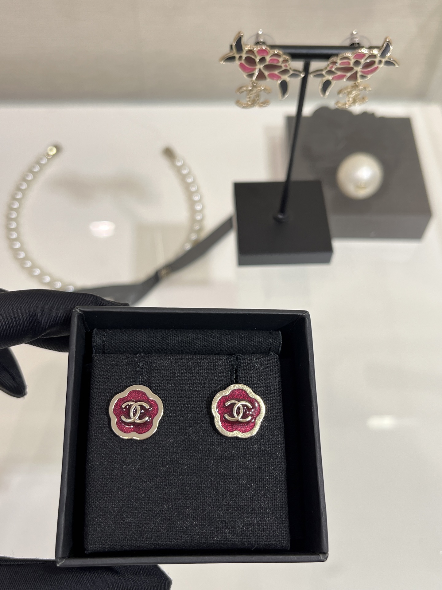 NO:857264,88180 Today's New Products High-end Handicraft Workshop * 25A New Gold Double C Red Enamel Flower Stud Earrings. Frosted matte gold edge with fine glittering red enamel. Retro and elegant, but also super flattering to skin tone. Just the right size for everyone. Recommended. Brass material like yb. Enamel craftsmanship. National style rich flower, Cartier high-end jewelry.1986090988180今日新品高级手工坊 * 25A新款金色双C红色珐琅花朵耳钉 磨砂哑光金边细闪红色珐琅的搭配 复古典雅还超级衬肤色 恰到好处的大小适合每一个人 推荐 yb一样黄铜材质 珐琅工艺 国风富贵花,,卡迪亚高端饰品,Jewelry