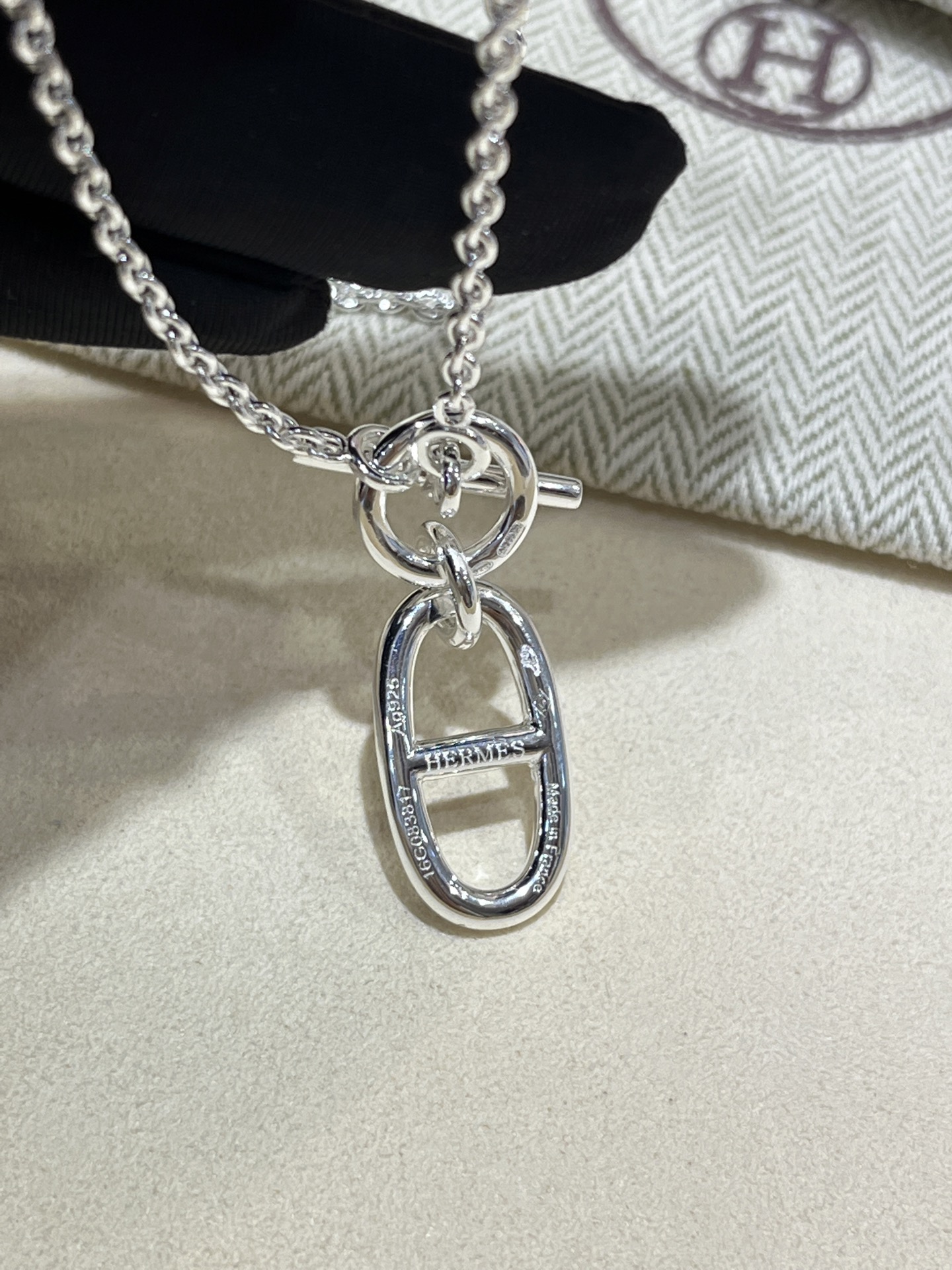 NO:919212,The sterling silver necklace arrived today * The new pig nose chain TO buckle sterling silver necklace has a minimalist and high-end design. It looks so beautiful with silver that I can't even describe it!  Wear it frequently for daily wear. It is a must-have for fashion. It is a must-have item for all the ladies. It is not a loss if you invest in it. Customized copper material. Necklace with packaging, necklace, pure silver, Cartier high-end jewelry.19860909今日到货纯银项链 * 新款猪鼻子链条TO扣纯银项链 极简高级感设计 配上银色好看到词穷！ 日常穿搭佩戴频率很高 时髦精必备 小姐姐们不配货都要买的单品 入股不亏 y定制铜材质 项链带包装,,necklace,pure silver,卡迪亚高端饰品,Jewelry