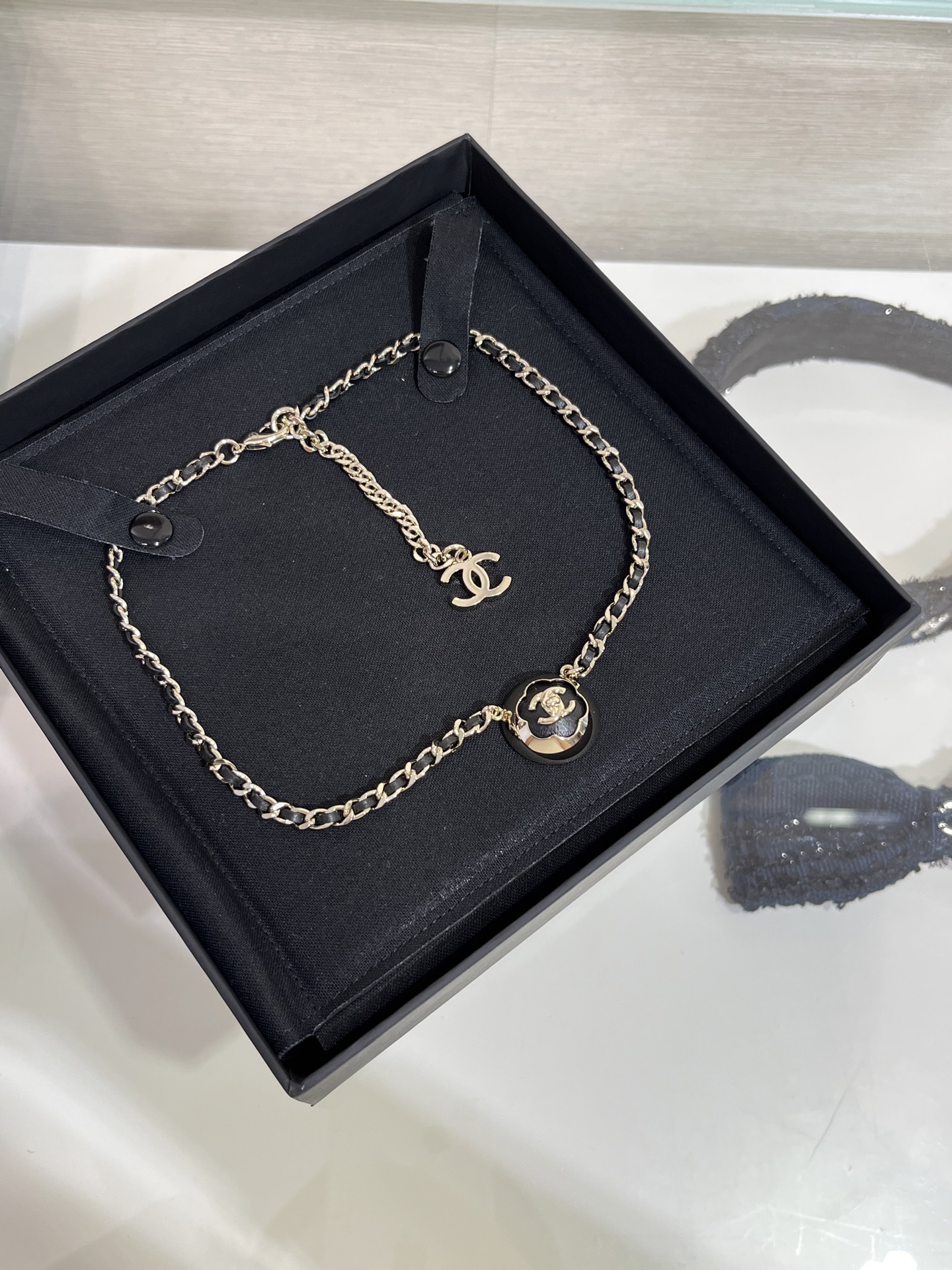 NO:634071,88220, today's new purchase yb * 25A new gold double C flower leather chain necklace choker gold schoolbag buckle double C lambskin flower hemisphere combination simple and fashionable but very retro vintage taste black and gold color is too classic, not picky at all and good looking yb same brass lambskin back version details CNC screws advanced handmade workshop series, necklace, sheepskin, Cardia high-end jewelry1986090988220,今日新品购入yb * 25A新款金色双C花朵皮穿链项链choker 金色书包扣双C小羊皮花朵半球的搭配 简约时髦又很有复古vintage味道 黑金配色太经典了 完全不挑人的好看 yb一样黄铜 小羊皮 背面对版细节CNC螺丝 高级手工坊系列,,necklace,sheepskin,卡迪亚高端饰品,Jewelry