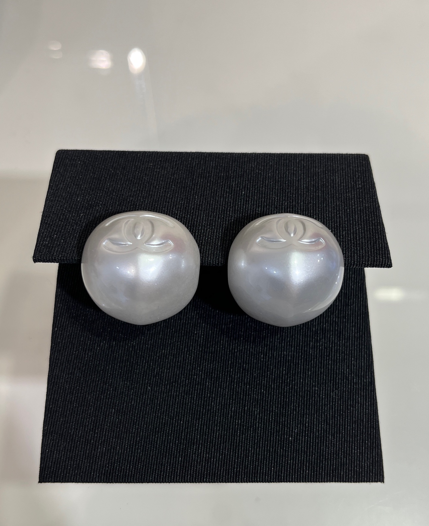 NO:635107,88200, the large size arrived today. The same style as the show * 25C ​​new double C pearl round button earrings. The round and round single pearl has a concave and convex design on the back. It can just modify the earlobe and has a strong sense of presence. The diameter is 3cm. It is very elegant and eye-catching when worn on the upper body. Customized resin made of the same yb material, with clear engraving. Round bean pearls, Cartier high-end jewelry1986090988200,今日到货大号 秀场同款 * 25C新款双C珍珠圆形纽扣耳钉 饱满圆润的单颗珍珠背后做了凹凸设计 刚好可以修饰耳垂存在感极强 直径3cm 佩戴上身很有气质又吸睛 yb一样材质定制树脂,刻字清晰 圆豆豆珍珠,,卡迪亚高端饰品,Jewelry