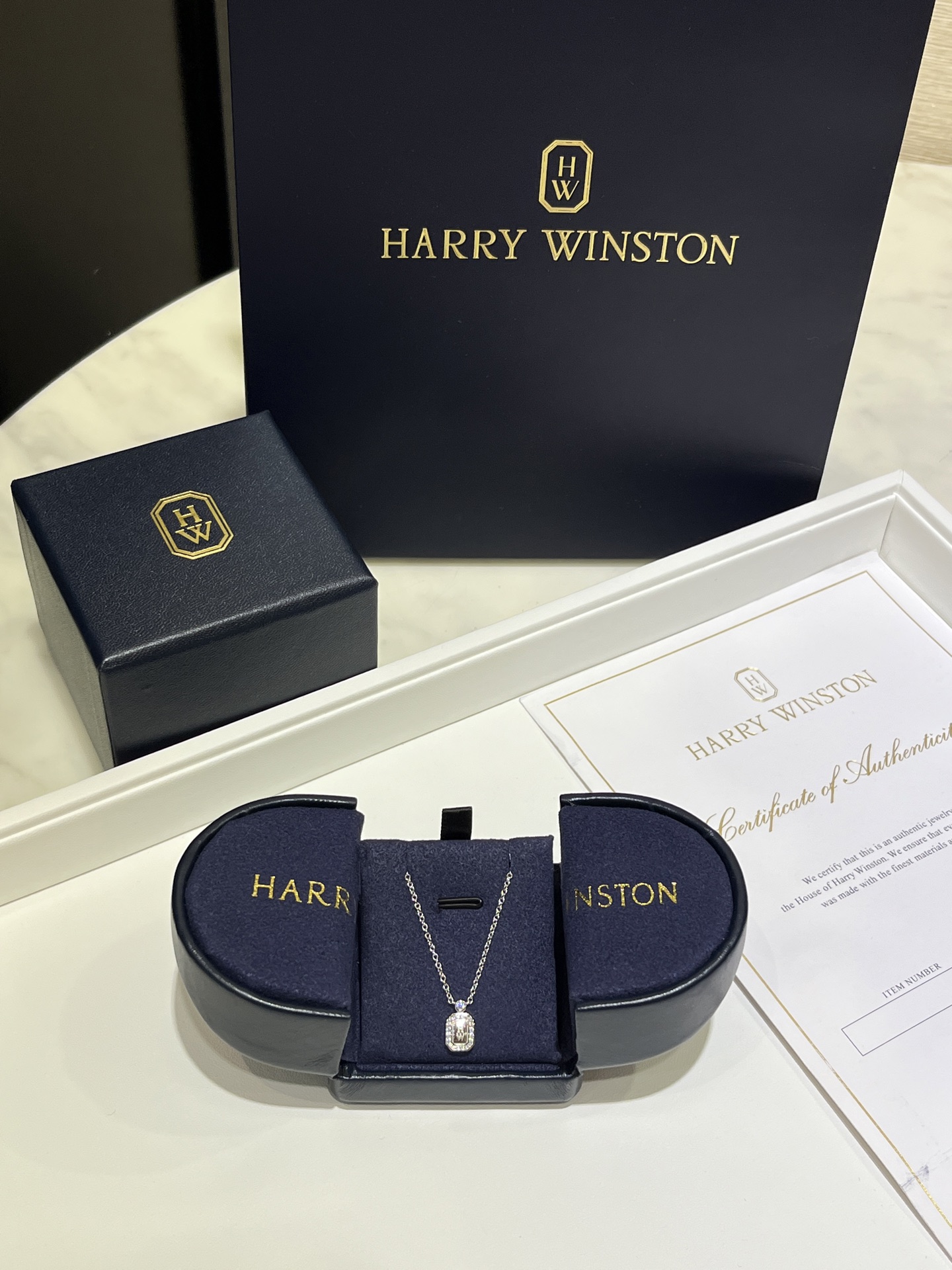 NO:633851,88230, today's new product HW new white gold mini small perfume bottle necklace with diamonds, letter perfume bottle small pendant, exquisite size is so charming, wearing it on the upper body will make your overall temperament up, full of high-end sense, zp real gold and real diamonds, custom s silver gold plating inlaid with zircon, necklace, gold plating, Cartier high-end jewelry1986090988230,今日新品 HW新款白金色mini小号带钻香水瓶项链 字母香水瓶小吊坠 精致尺寸太迷人了 佩戴上身让你整体气质up 高级感满满 zp真金真钻 定制s银镀金镶嵌锆石,,necklace,gold plating,卡迪亚高端饰品,Jewelry