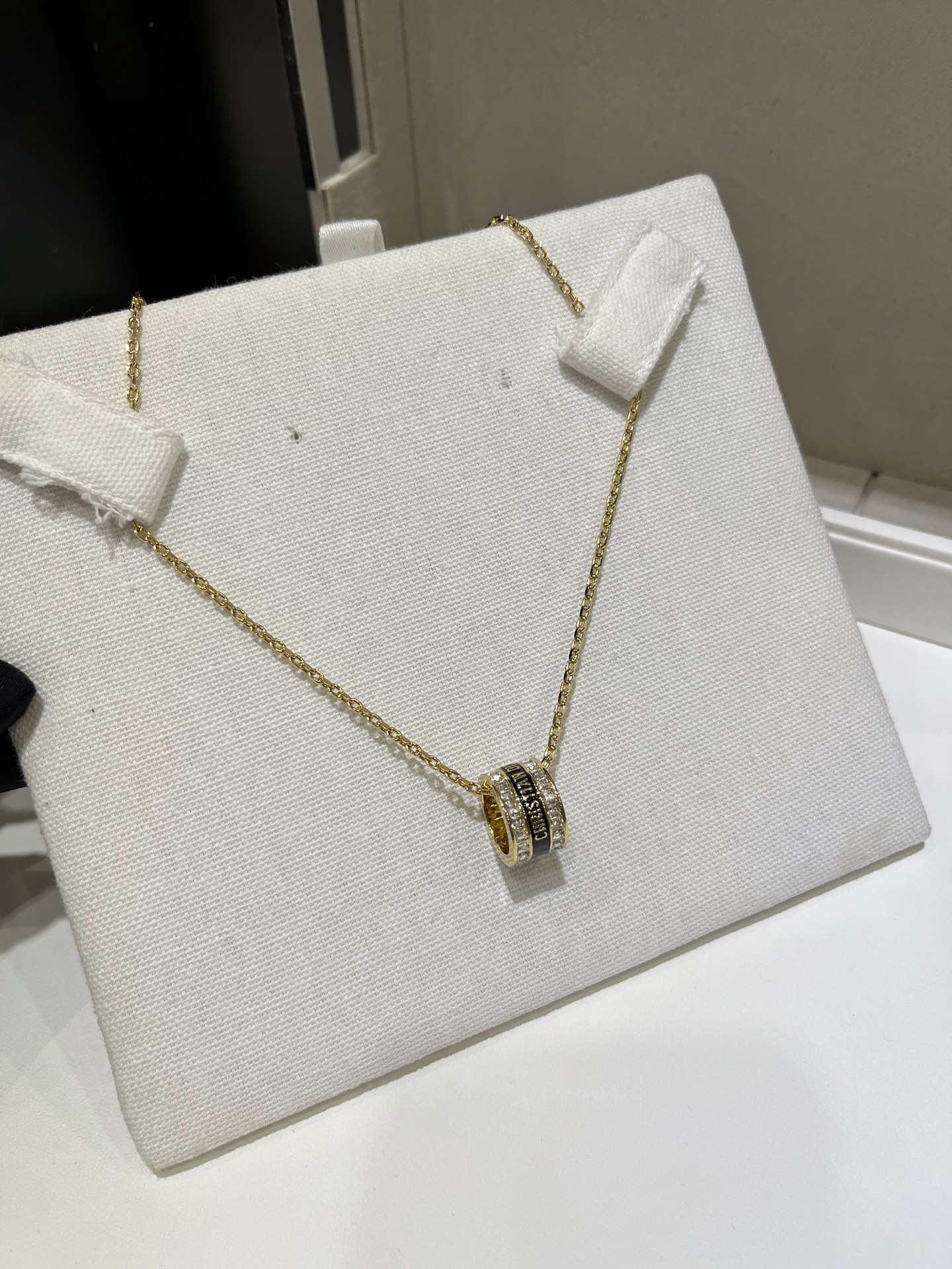 NO:635915,88220, Necklace arrived today * 25 years new black enamel gold alphabet diamond ring pendant necklace. Very jewelry-like design. The square diamond row is invincible and sparkles. The enamel process is precisely controlled to achieve clean letter lines. The black and gold color matching is always a classic high-end aesthetic. YB-like brass material. Square diamond custom crystal. Top version, necklace, Cartier high-end jewelry.1986090988220,今日到货项链 * 25年新款黑色珐琅金色字母排钻圆环吊坠项链 很有珠宝感的设计 方钻排钻无敌爆闪 珐琅工艺精准控制 做到字母线条干净利落 黑金配色永远的经典高级审美 yb一样黄铜材质 方钻定制水晶 顶级版本,,necklace,卡迪亚高端饰品,Jewelry