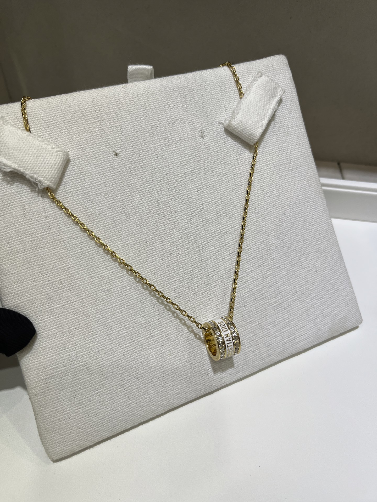 NO:635913,88220, today's new necklace * 25 years new white enamel gold alphabet diamond ring pendant necklace. It has a very jewelry-like design. The square diamond row is invincible and sparkles. The enamel process is precisely controlled to achieve clean and neat letter lines. The white gold color is refreshing and noble and age-reducing. The high-end aesthetic. YB same brass material. Square diamond customized crystal. Top version, necklace, Cartier high-end jewelry.1986090988220,今日新品项链 * 25年新款白色珐琅金色字母排钻圆环吊坠项链 很有珠宝感的设计 方钻排钻无敌爆闪 珐琅工艺精准控制 做到字母线条干净利落 白金配色清爽贵气又减龄高级审美 yb一样黄铜材质 方钻定制水晶 顶级版本,,necklace,卡迪亚高端饰品,Jewelry