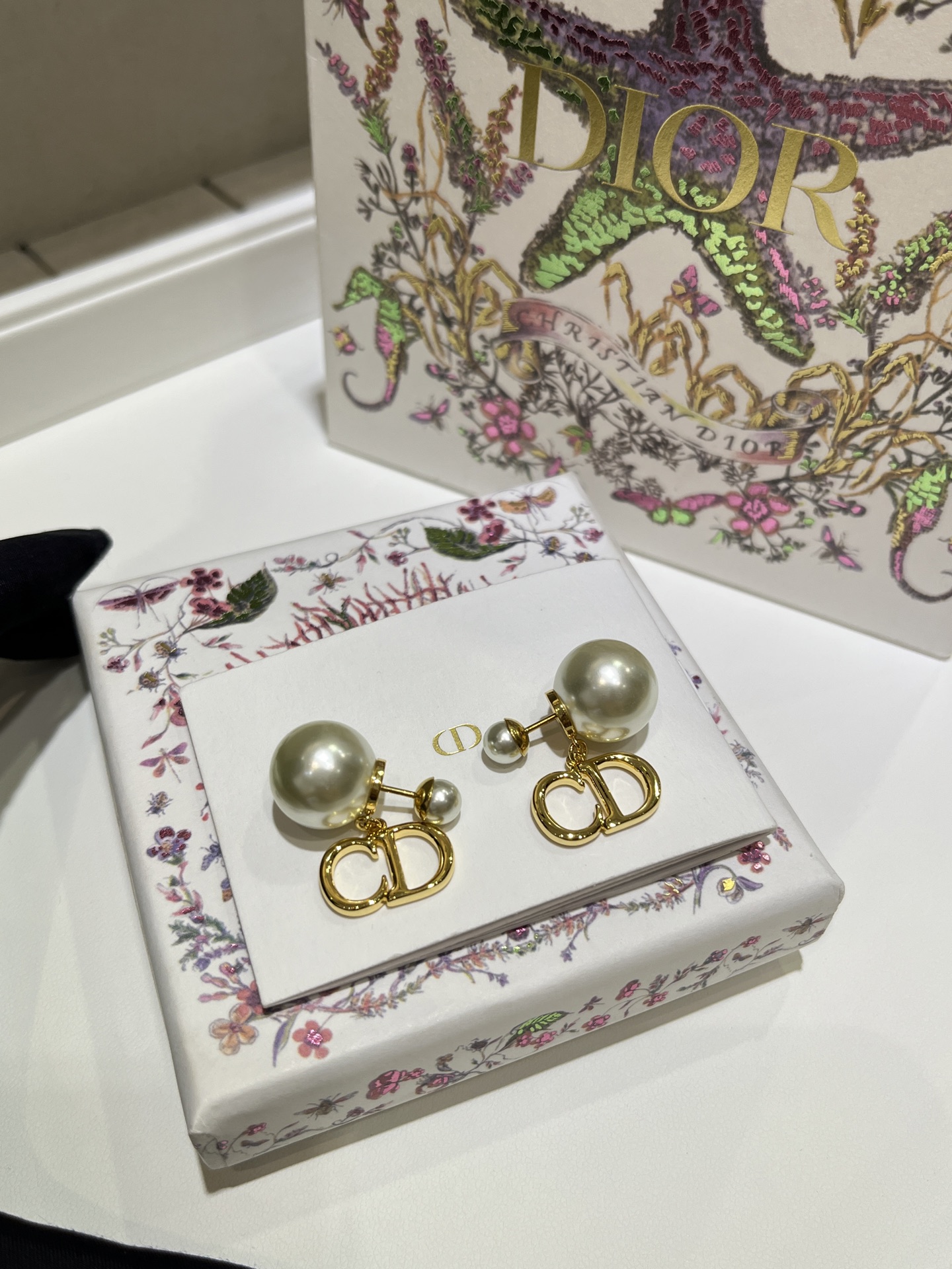 NO:635539,88170, the top version arrived today. 25 years new gold CD metal pearl double ball stud earrings. The golden CD letters are so recognizable. Smart and cute. The classic double ball style is very gold-like. The upper ears are very beautiful. The same brass material as yb. Customized pearls. Stud earrings, earrings, Cardia high-end jewelry1986090988170,今日到货顶级版本 25年新款金色CD金属珍珠双球耳钉 金色CD字母太有辨识度啦 灵动又可爱 经典双球款式非常有千金感 上耳很美 yb一样黄铜材质 定制珍珠 耳钉耳环,,earrings,卡迪亚高端饰品,Jewelry