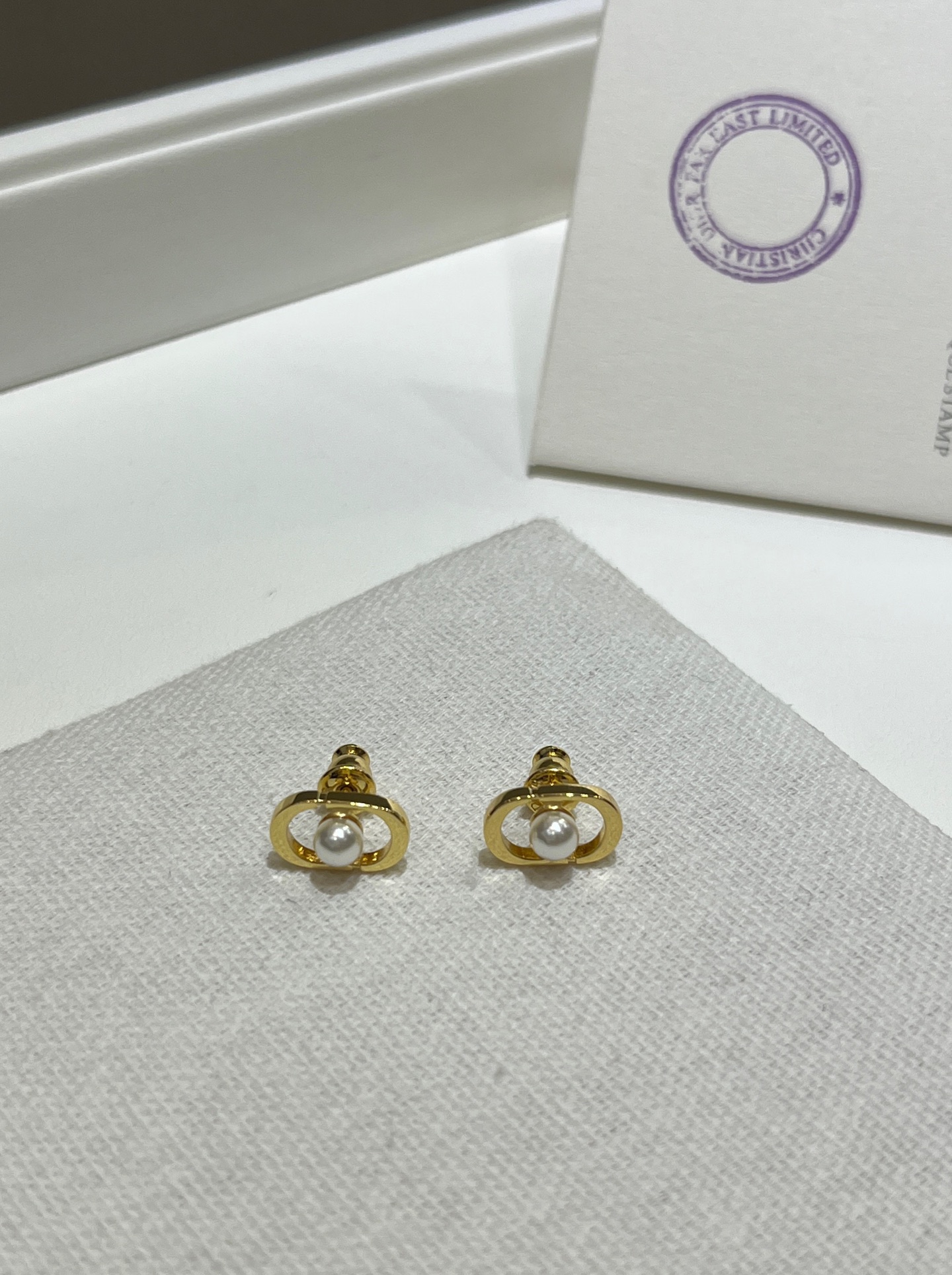 NO:720480,88160 arrived today. Basic model * 25 years new mini gold CD pearl stud earrings. Classic CD letters are decorated with a single pearl in the middle. It has a casual and elegant feel. It is very recognizable and eye-catching. It is exquisite and cute when worn on the ear. The basic model is versatile and not picky. z consistent brass material, Cartier high-end jewelry1986090988160今日到货 基础款 * 25年新款迷你mini金色CD珍珠耳钉 经典CD字母中间装饰单颗珍珠 休闲贵气感get 很有辨识度又吸睛 佩戴上耳精致可爱 基础款百搭不挑人 z一致黄铜材质,,卡迪亚高端饰品,Jewelry