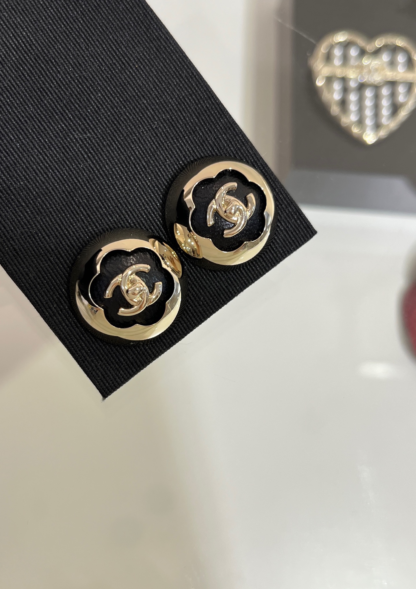 NO:634069,88200, today's new purchase yb * 25A new gold double C flower hemisphere earrings, gold schoolbag buckle double C lambskin camellia hemisphere, simple and fashionable and very retro vintage taste, black and gold color is too classic, not picky at all, good looking, same as yb brass, lambskin, back version details CNC screws, advanced handmade workshop series, sheepskin, Cardia high-end jewelry1986090988200,今日新品购入yb * 25A新款金色双C花朵半球耳钉 金色书包扣双C小羊皮山茶花半球 简约时髦又很有复古vintage味道 黑金配色太经典了 完全不挑人的好看 yb一样黄铜 小羊皮 背面对版细节CNC螺丝 高级手工坊系列,,sheepskin,卡迪亚高端饰品,Jewelry