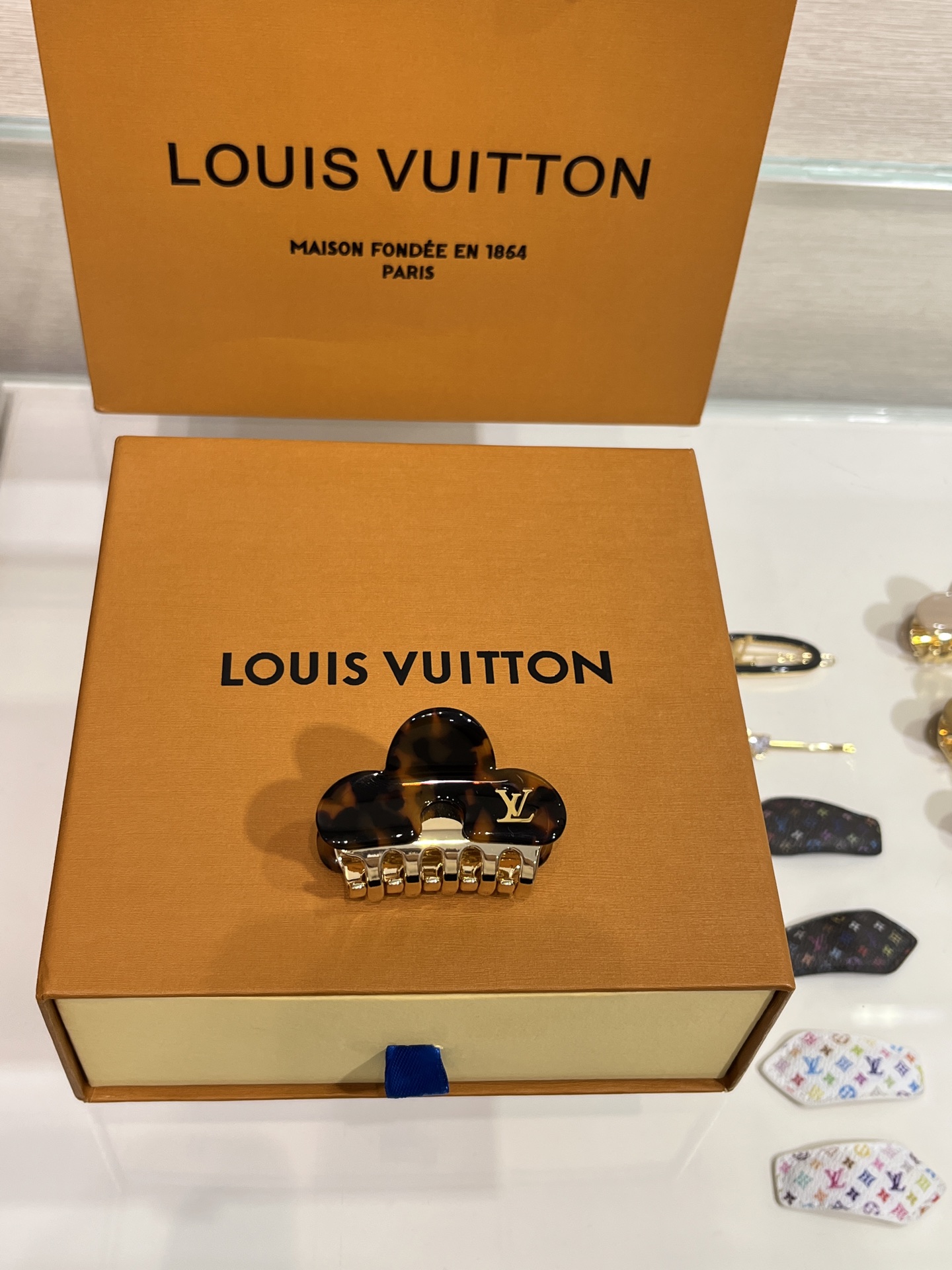 NO:633871,Only 88200, today’s new product is in tortoise shell color. New gold letter metal shark clip. The new tortoise shell color is very high-end. Retro Maillard. It is very fashionable whether it is a bag or a hair clip. Small details are added for daily exquisiteness. The key is that it is very practical. Z-consistent brass material resin, Cartier high-end jewelry19860909单只88200,今日新品玳瑁色 新款金色字母金属鲨鱼夹抓夹 玳瑁色新配色很高级 复古美拉德 无论是夹包包还是夹头发都非常时髦 日常精致加分小细节 关键是很实用 z一致黄铜材质树脂,,卡迪亚高端饰品,Jewelry