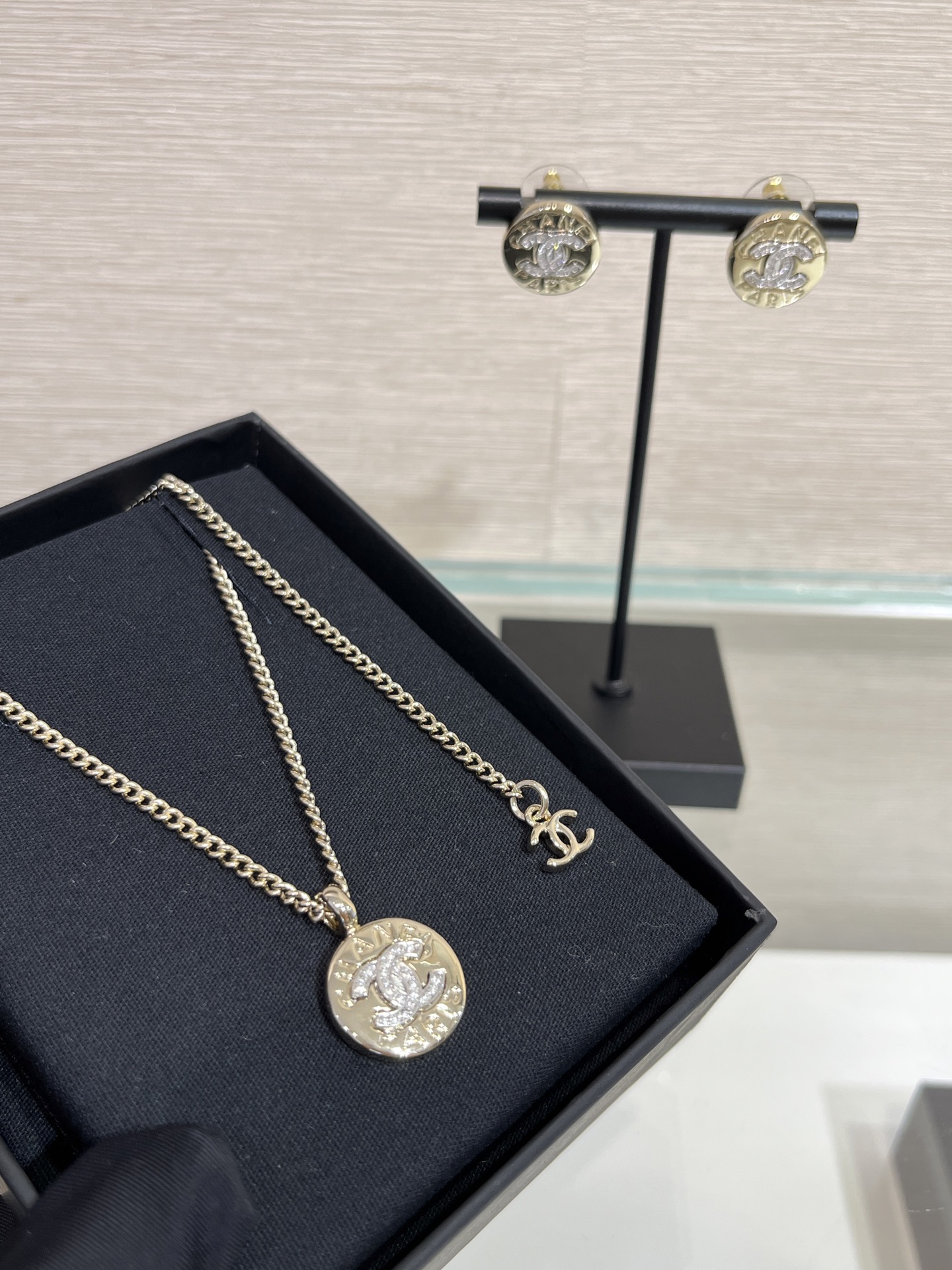 NO:635366,88180, the hottest item arrived today. Purchased yb*25A new silver full diamond double C gold coin button necklace. The small gold coin with contrasting color design is worthy of this season's hot item. The letter embossed details are very exquisite. It is super easy to match. The length of the necklace is adjustable. It is recommended to be stacked and layered. The same brass material as yb. Swarovski diamond. Gold coin round necklace, necklace, Cartier high-end jewelry.1986090988180,今日到货爆款 购入yb * 25A新款银色满钻双C金币纽扣项链 撞色设计小金币不愧是本季爆款 字母暗纹浮雕细节很精致 超级好搭配 项链长度可调节 推荐叠戴很有层次感 yb一样黄铜材质 施华洛钻 金色钱币圆牌项链,,necklace,卡迪亚高端饰品,Jewelry