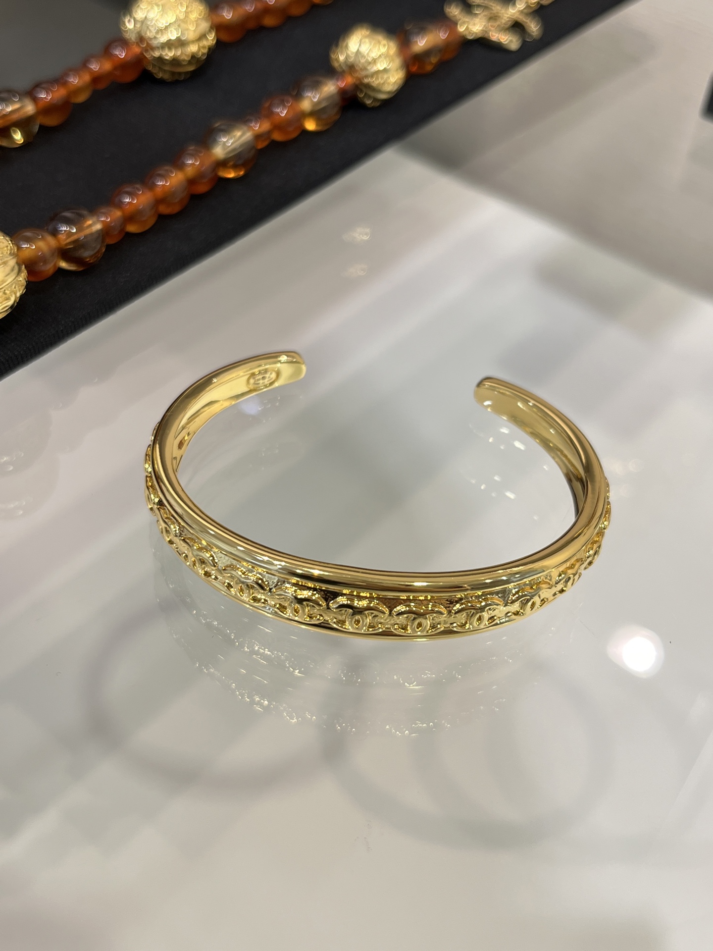 NO:635745,88180 Today's new product open bracelet * 25A new gold double C embossed open bracelet. The golden three-dimensional relief has a palace-style feeling. The image of wealth and glamor is charming. The open design is so convenient to wear. A must-have for fashionistas. Brass material like yb, bracelet, Cartier high-end jewelry1986090988180今日新品开口手镯 * 25A新款金色双C浮雕开口手镯 金色立体浮雕很有宫廷风的感觉 纸醉金迷具像化富贵迷人眼 开口设计佩戴太方便啦 时髦精必备 yb一样黄铜材质,,bracelet,卡迪亚高端饰品,Jewelry