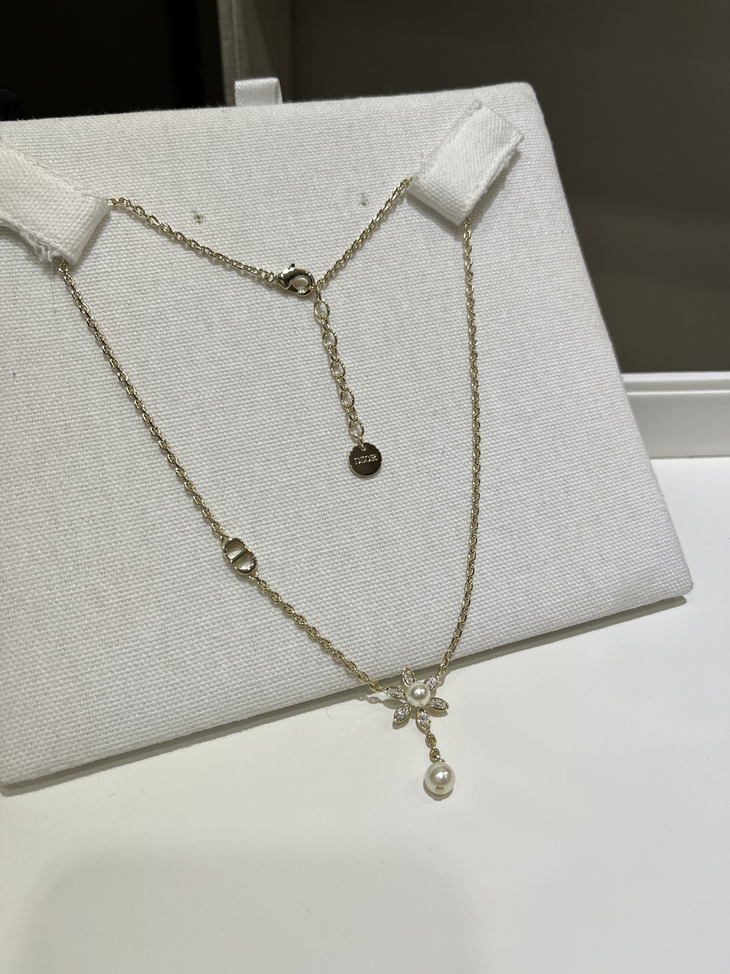 NO:633884,88180, the necklace arrived today * 25 years new golden sunflower CD pearl necklace. The petals and marquise diamonds are so sparkling, it is the standard for summer. The thin chain has the feeling of a delicate little daughter. The same brass material as yb. Swarovski diamonds. Customized pearls, necklace, Cartier high-end jewelry.1986090988180,今日到货项链 * 25年新款金色太阳花CD珍珠项链 花瓣马眼钻也太闪了简直是夏日标配 细细的链子非常有精致小千金的感觉 yb一样黄铜材质 施华洛钻 定制珍珠,,necklace,卡迪亚高端饰品,Jewelry