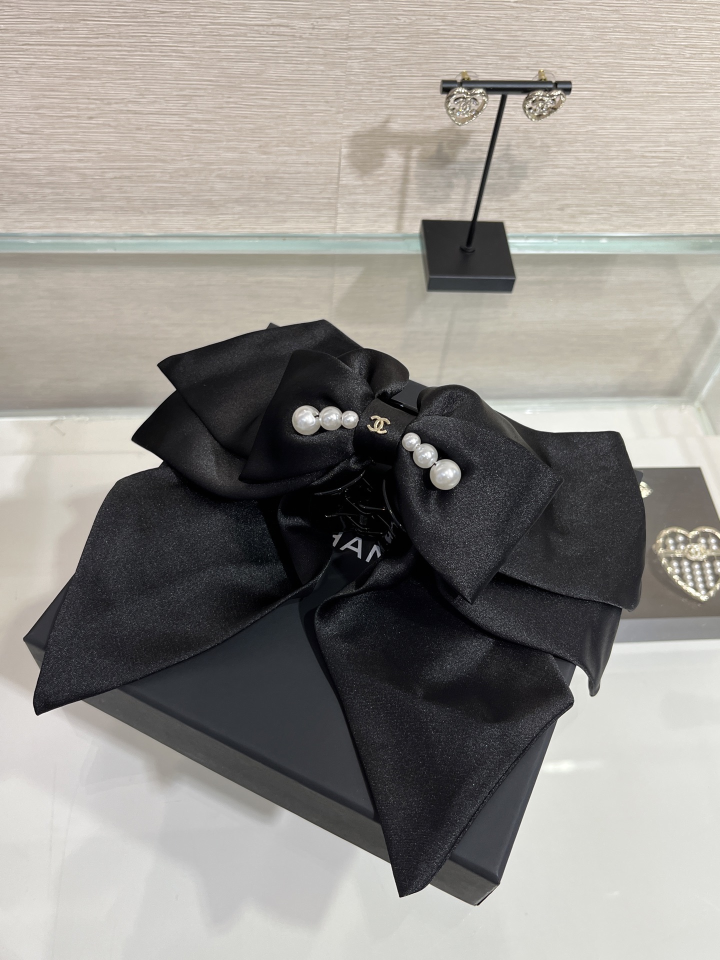 NO:633943,88200, Today's new product grabber * New gold double C pearl and black satin bow hairpin ponytail grabber The pearl satin bow is so girly. The grabber design is convenient and beautiful to clip on the ponytail at will. It is practical and versatile for daily use. It is a walking atmosphere artifact, silk fabric, hairpins, Cardia high-end jewelry1986090988200,今日新品抓夹 * 新款金色双C珍珠黑色绸缎蝴蝶结发夹马尾抓夹 珍珠绸缎蝴蝶结太有大小姐气质了 抓夹设计 随意夹在马尾上方便又好看 日常好实用百搭 行走的氛围感神器,,silk fabric,hairpins,卡迪亚高端饰品,Jewelry