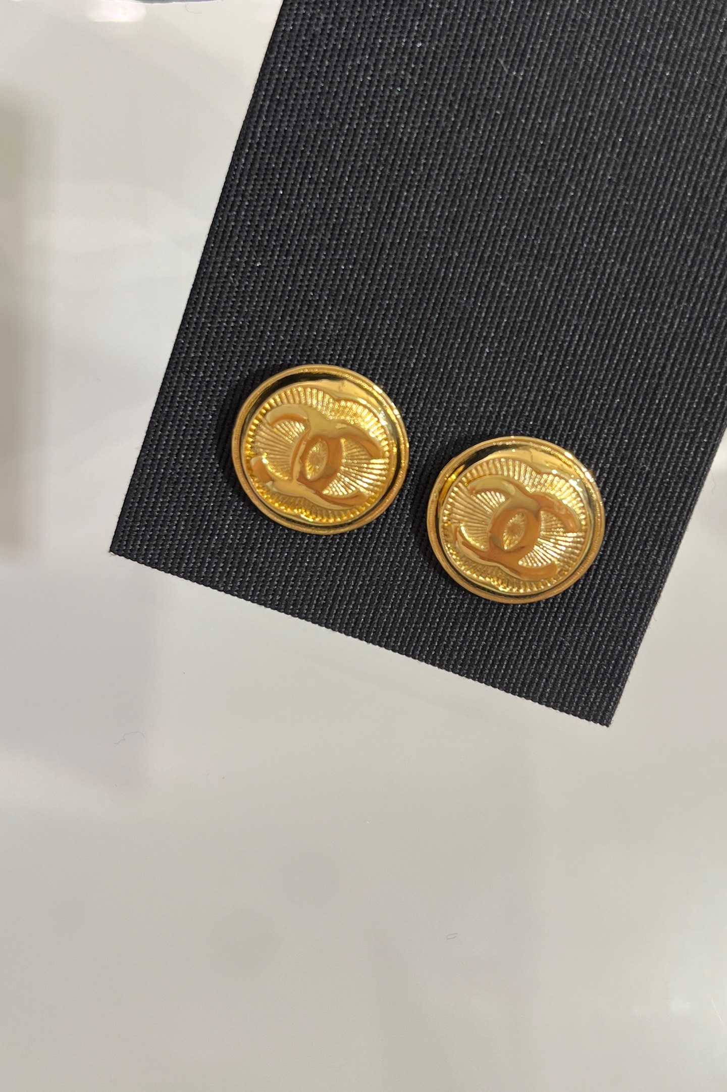 NO:634445,88180, hot item arrived today. Purchased yb * 25A new retro gold double C brushed round button stud earrings. Very medieval style brushed gold coin shape. Moderate size. Not picky at all. Versatile and practical for daily use. Very fashionable. The gold is very vintage and feels super cute. The same brass material as yb. Top version. Stud earrings, earrings, Cardia high-end jewelry.1986090988180,今日到货爆款 购入yb * 25A新款复古金色双C拉丝圆形纽扣耳钉 很有中古风的拉丝金币造型 大小适中 完全不挑人 日常百搭实用太时髦了 金灿灿的很有vintage感觉超级可爱 yb一样黄铜材质 顶级版本 耳钉耳环,,earrings,卡迪亚高端饰品,Jewelry