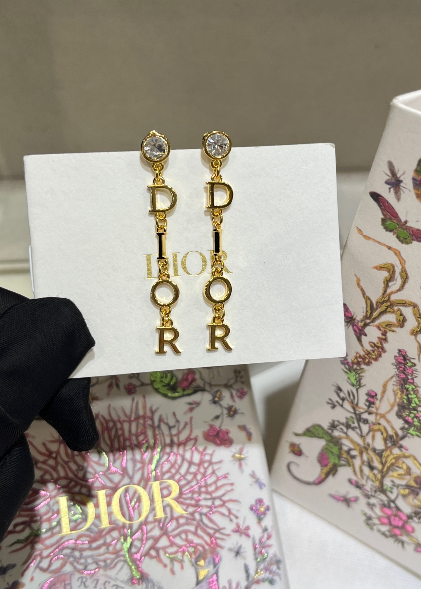 NO:635505,88190, arrived today, long earrings r 25 years new gold letter pendant round diamond earrings, classic gold CD letters, a Swarovski crystal, long chain design, super slimming, simple and elegant, yb same brass Swarovski diamonds, top version, earrings, earrings, Cartier high-end jewelry1986090988190,今日到货长款耳钉 r 25年新款金色字母吊坠圆钻耳钉 经典金色CD字母一颗施华洛水晶 长款链条设计超显脸小 简约又贵气 yb一样黄铜施华洛钻 顶级版本 耳钉耳环,,earrings,卡迪亚高端饰品,Jewelry