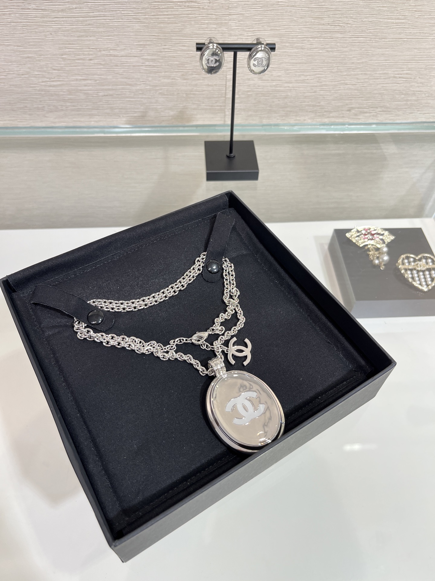 NO:634588,Today's new large sweater chain 25s new white enamel double C mirror oval button sweater chain large size Unlimited silver and white color combinations are so fashionable Very refreshing and simple design The length of the necklace can be adjusted The same brass material as yb The top version of enamel craftsmanship The necklace comes with a packaging box A must-have,,sweaters,necklace,Cardia high-end jewelry19860909今日新品大号毛衣链 25s新款白色珐琅双C镜面椭圆纽扣毛衣链大号 银白配色搭配无限制简直时髦到爆 非常清爽简单的设计 项链长短可以调节 yb一样黄铜材质 珐琅工艺顶级版本 项链带包装盒 爆款必入,,sweaters,necklace,卡迪亚高端饰品,Jewelry