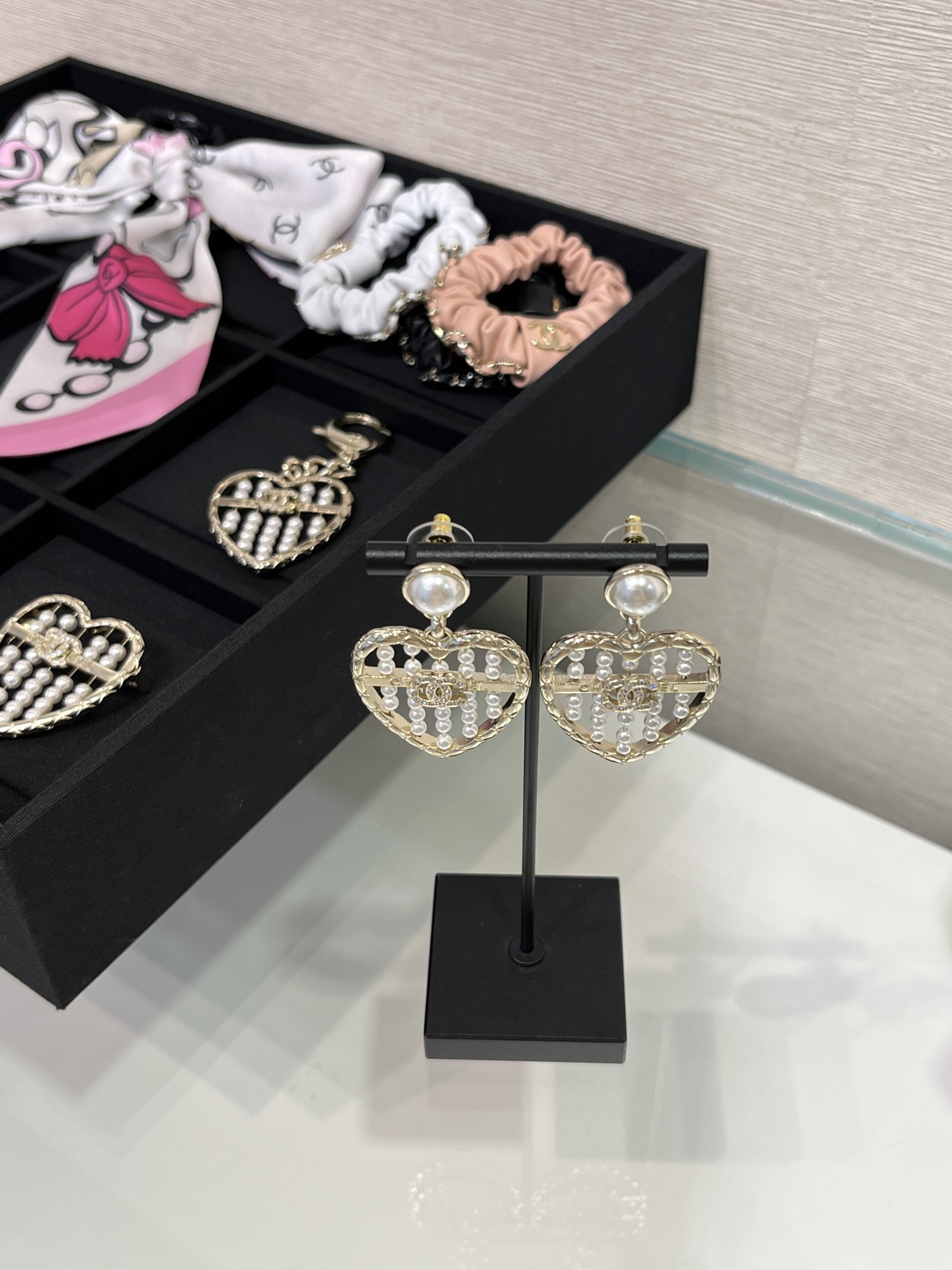 NO:633937,88260. Today's new earrings * 25A new gold full diamond double C love pearl abacus earrings. The small abacus composed of diamond pattern hollow love pearls. The design is so unexpected. A new national style element. Items worth buying this season. Classic love will look good on whoever wears it. yb same brass material. Customized pearls. Earrings. Advanced handmade workshop series, earrings, Cardia high-end jewelry1986090988260.今日新品耳环 * 25A新款金色满钻双C爱心珍珠算盘耳环 菱格纹镂空爱心珍珠组成的小算盘 设计太出其不意了 另辟蹊径的国风元素 本季值得买的单品经典爱心谁戴谁好看 yb一样黄铜材质 定制珍珠 耳钉.高级手工坊系列,,earrings,卡迪亚高端饰品,Jewelry