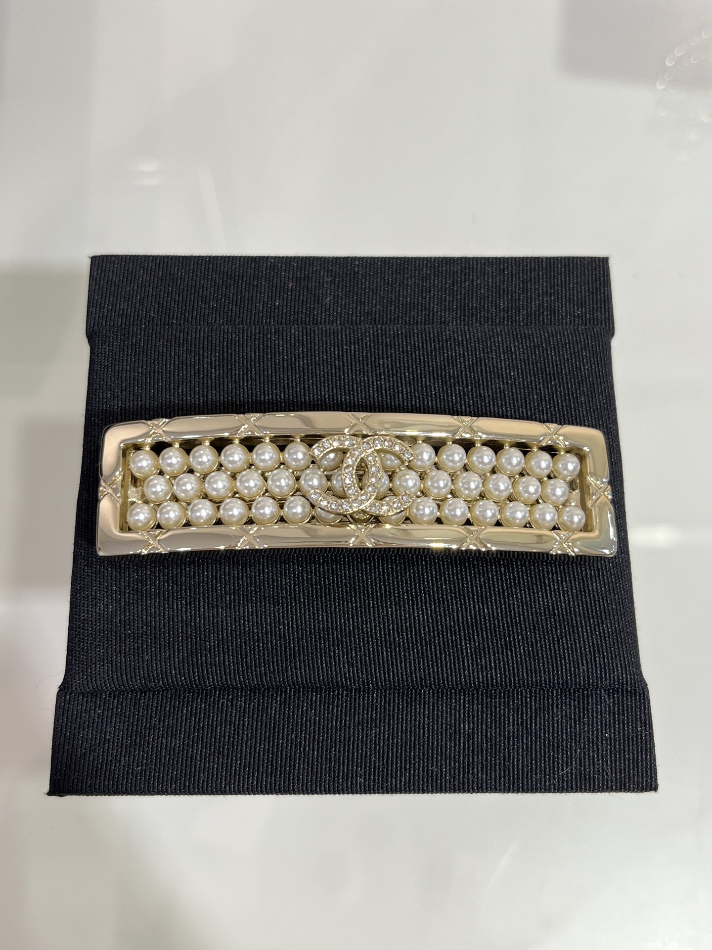 NO:633931,88240, today’s new product hairpin * 25A new light gold double C pearl square hairpin, rhombus pattern square + pearl, very expensive and luxurious at first glance, inspired by the Chinese style element abacus, spring clip design is very practical, very suitable for half-grasp hair style, yb same brass material, customized pearls, buy and earn money, high-end handmade workshop series, hairpins, Cardia high-end jewelry1986090988240,今日新品发夹 * 25A新款浅金色双C珍珠方块发夹 菱格纹方块+珍珠 一眼就很贵很奢侈 灵感来源于国风元素算盘 弹簧夹设计很实用 很适合半抓发造型 yb一样黄铜材质 定制珍珠 买到赚到 高级手工坊系列,,hairpins,卡迪亚高端饰品,Jewelry