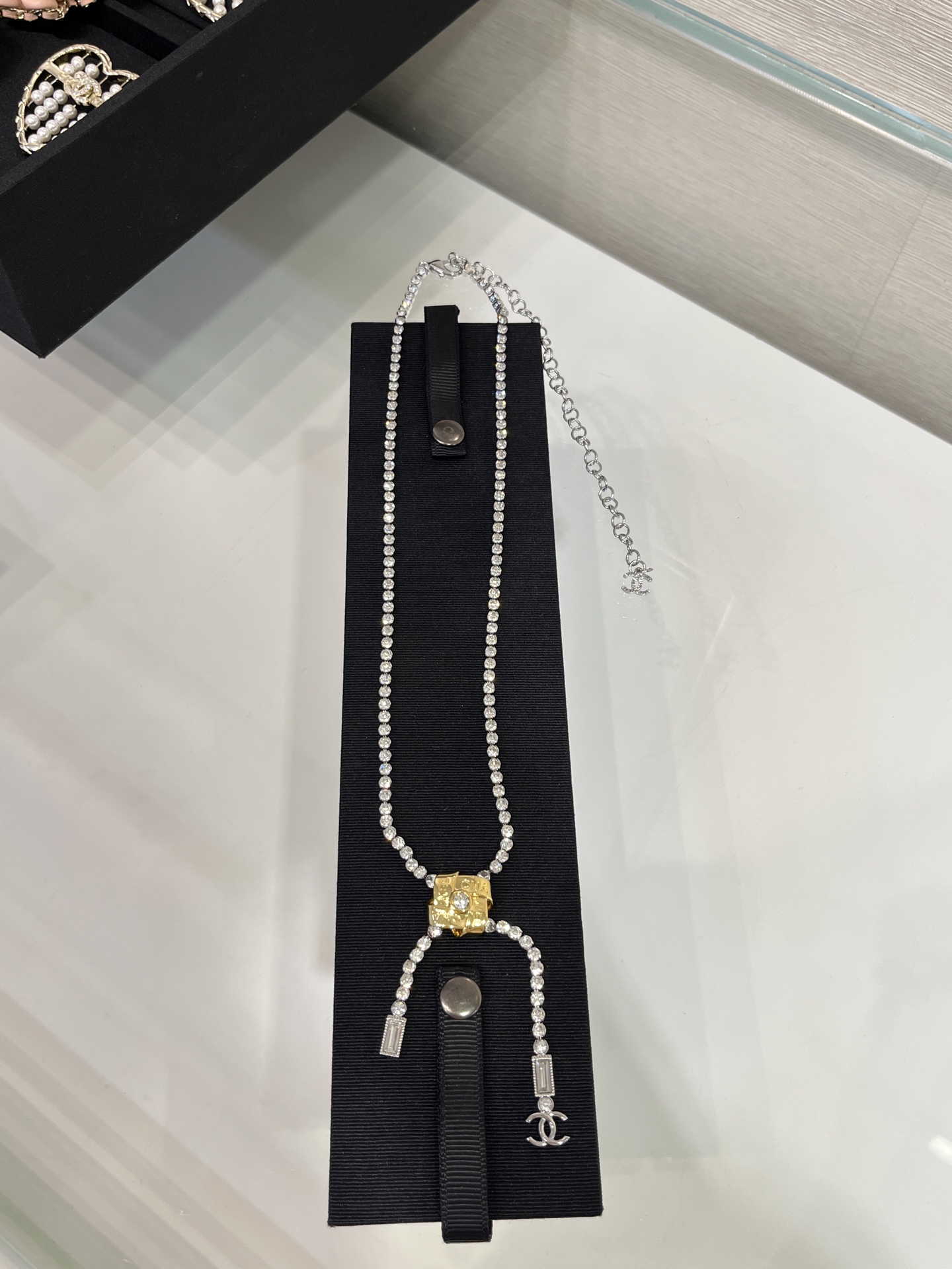 NO:635531,88230, today's new product long necklace * 25A new gold letter Chinese knot crystal necklace, Chinese knot woven with metal letter ribbon, matched with diamond chain. The Chinese knot is very heavy, which means bringing good luck, beauty and good mood. YB same brass material, customized crystal, diamond necklace, necklace, Cartier high-end jewelry1986090988230,今日新品长款项链 * 25A新款金色字母中国结水晶项链 金属字母丝带编织而成的中国结 搭配排钻链条 布灵布灵很重中国结寓意带来好运,漂亮好心情 yb一样黄铜材质 定制水晶 排钻项链,,necklace,卡迪亚高端饰品,Jewelry