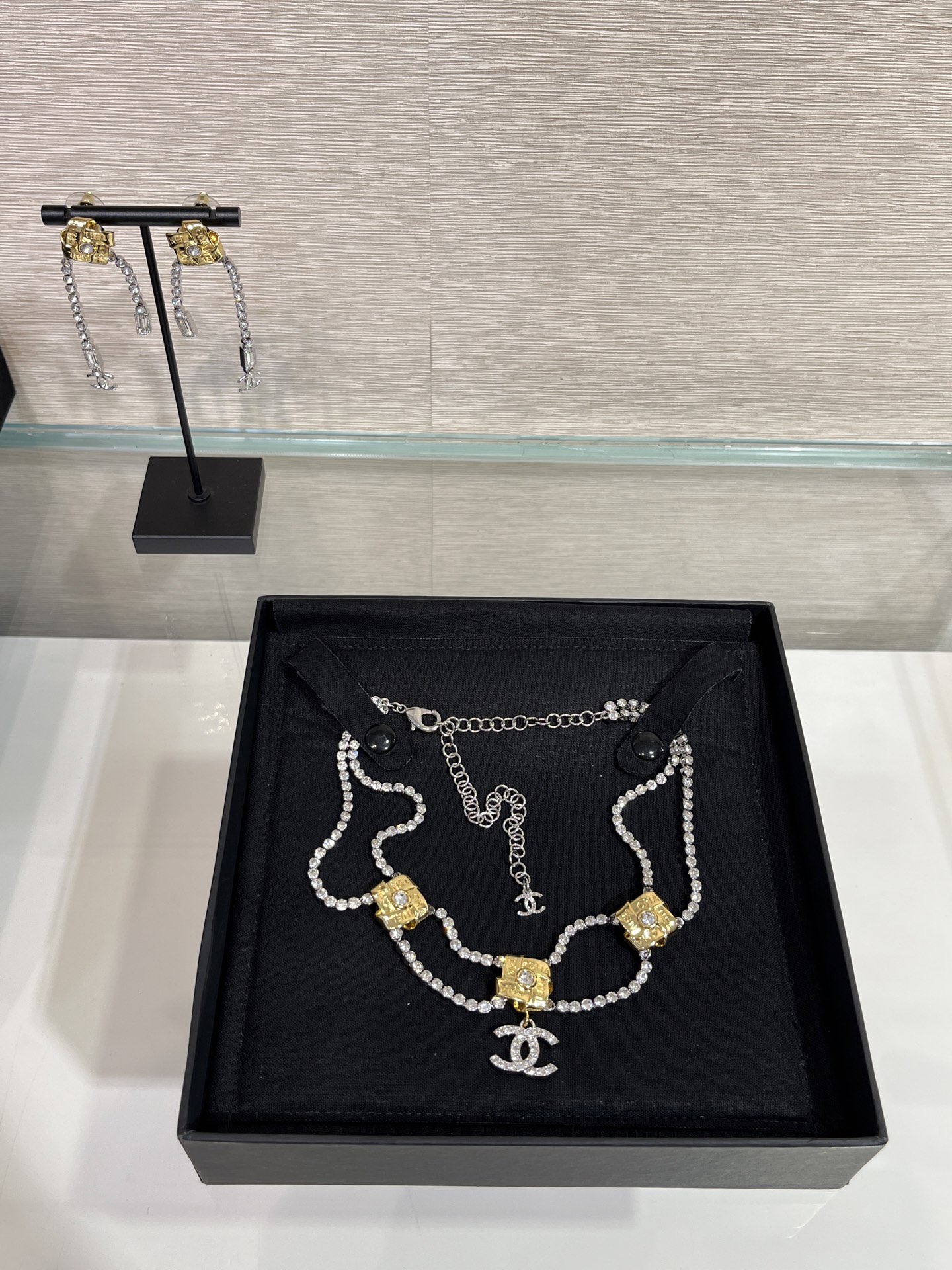 NO:635534,88290, Double layer necklace arrived today * 25A new gold letter Chinese knot double crystal necklace. Chinese knot woven with metal letter ribbon. It is too heavy to match the double crystal chain. It feels like a palace. The Chinese knot means bringing good luck, beauty and good mood. The same brass material as yb. Customized crystal. Diamond necklace, necklace, Cartier high-end jewelry.1986090988290,今日到货双层项链 * 25A新款金色字母中国结双层水晶项链 金属字母丝带编织而成的中国结 搭配双层水晶链条太重工了 宫廷风的感觉 中国结寓意带来好运,漂亮好心情 yb一样黄铜材质 定制水晶 排钻项链,,necklace,卡迪亚高端饰品,Jewelry