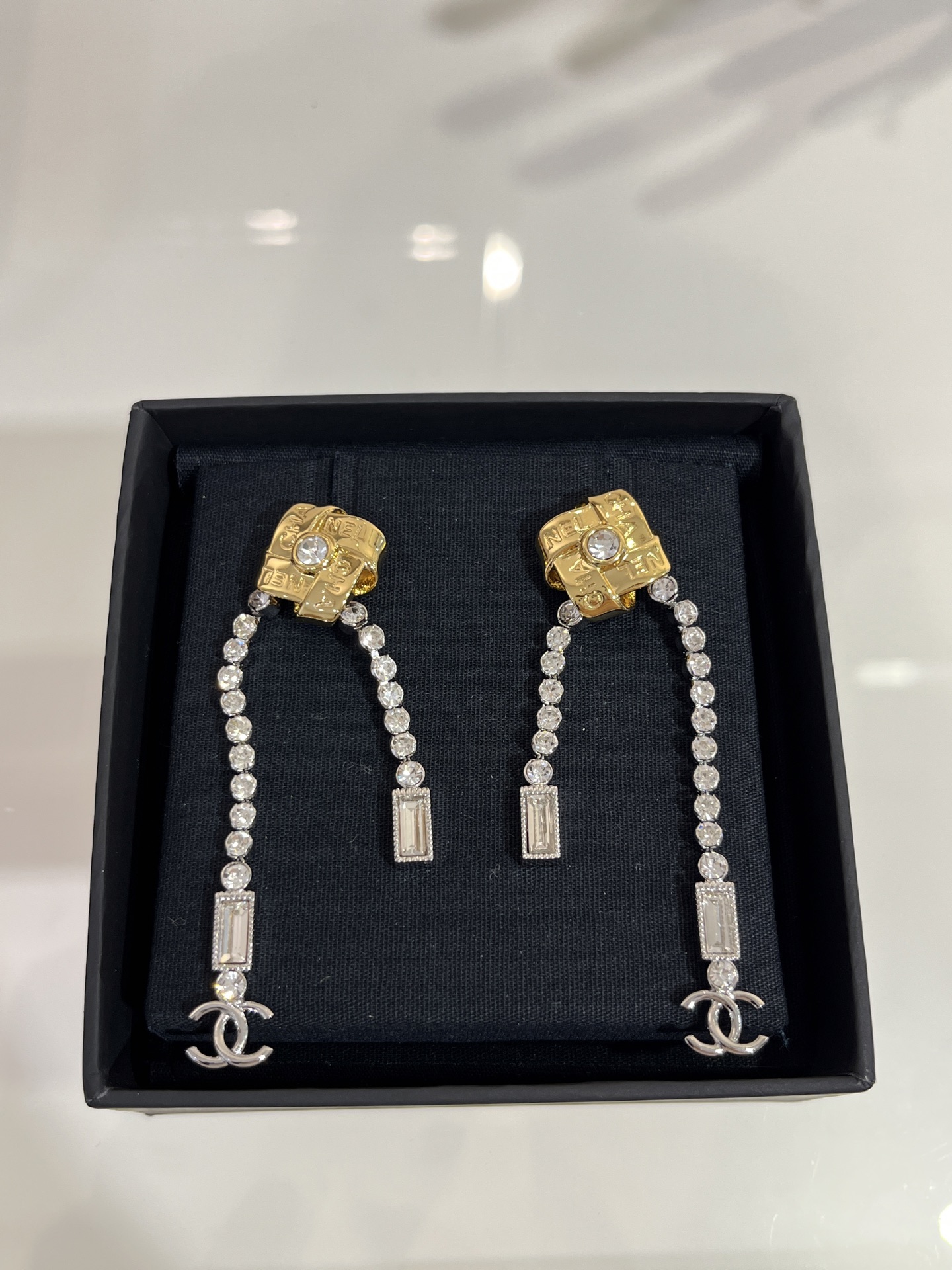 NO:635533,88230, today's new product long earrings * 25A new gold letter Chinese knot crystal tassel earrings Chinese knot woven with metal letter ribbons with rows of diamond tassels. Exquisite and gorgeous, with a high bead feel. The Chinese knot means good luck, beauty and good mood. Brass material like yb. Customized crystal. Advanced handicraft workshop, earrings, Cardia high-end jewelry.1986090988230,今日新品长款耳环 * 25A新款金色字母中国结水晶流苏耳环 金属字母丝带编织而成的中国结 搭配排钻流苏 精致华丽非常有高珠感 中国结寓意带来好运,漂亮好心情 yb一样黄铜材质 定制水晶 高级手工坊,,earrings,卡迪亚高端饰品,Jewelry