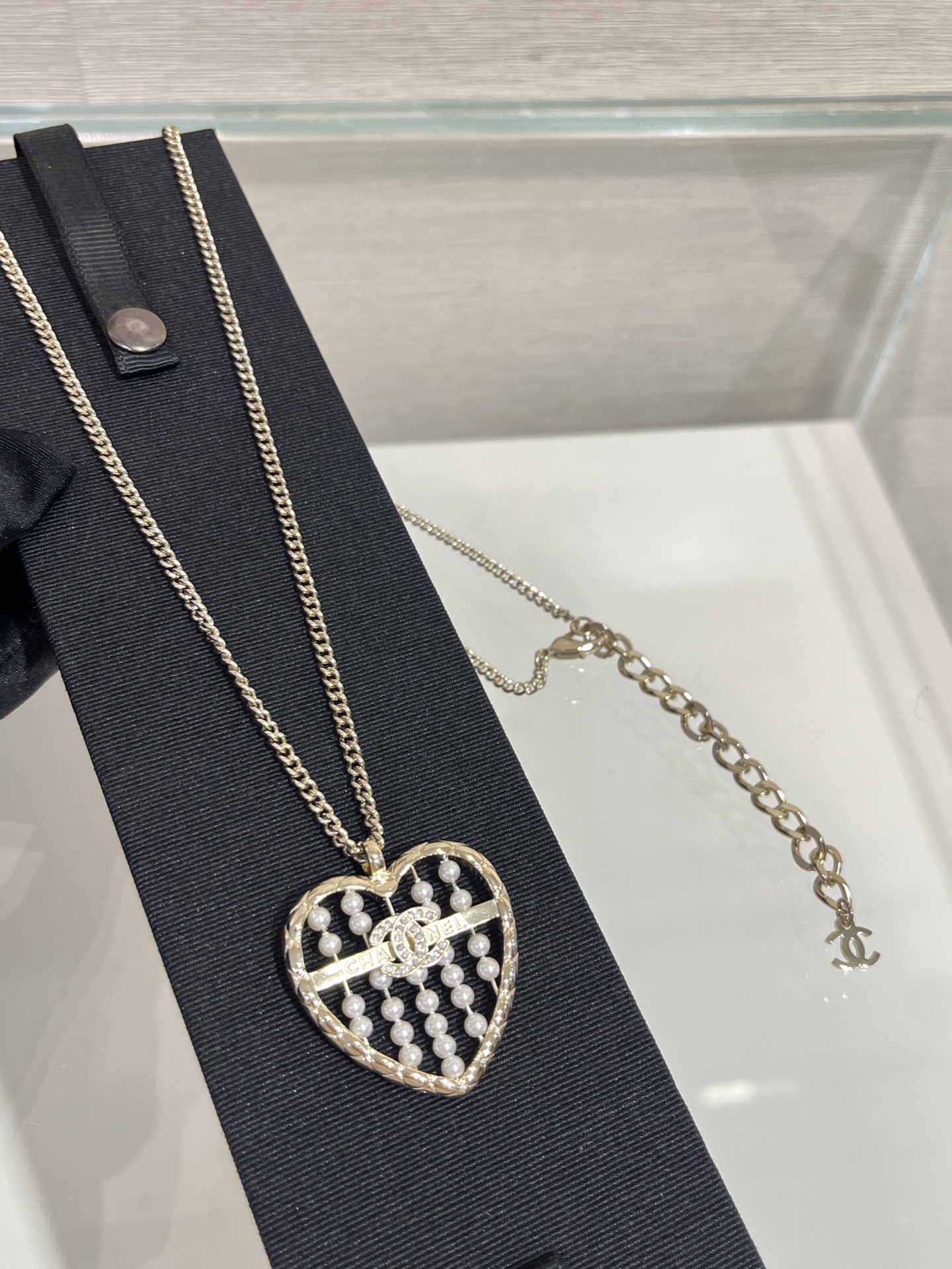 NO:633934,88260, Today's new necklace * 25A new gold full diamond double C love pearl abacus necklace sweater chain Small abacus composed of diamond pattern hollow love pearls The design is so unexpected and a new way of national style elements The length of the necklace is adjustable Super noble beauty atmosphere The same brass material as yb Customized pearls Advanced handmade workshop series, sweaters, necklace, Cardia high-end jewelry1986090988260,今日新品项链 * 25A新款金色满钻双C爱心珍珠算盘项链毛衣链 菱格纹镂空爱心珍珠组成的小算盘 设计太出其不意了 另辟蹊径的国风元素 项链长度可调节 超有贵气美女氛围感 yb一样黄铜材质 定制珍珠 高级手工坊系列,,sweaters,necklace,卡迪亚高端饰品,Jewelry