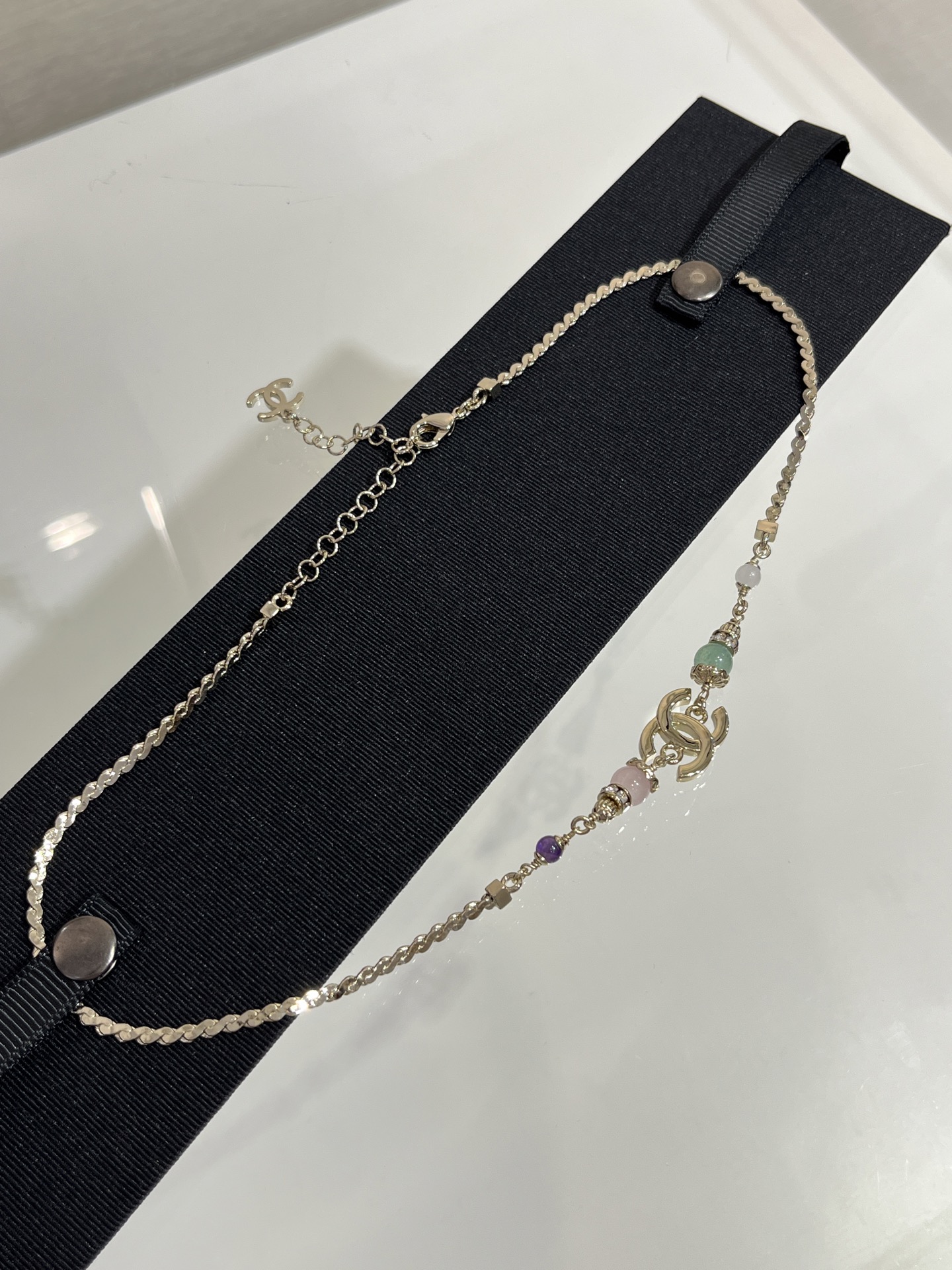 NO:634508,88200, the most popular necklace arrived today * 25A new golden double C colorful multi-treasure crystal necklace. This year's crystal boom, Xiangxiang also has a lot of crystal elements. The healing color scheme is suitable for spring and summer, gentle and temperament. It is a plus for daily matching. The length of the necklace can be adjusted. The same brass material crystal as yb. High-end handmade workshop series, necklace, Cartier high-end jewelry1986090988200, 今日到货爆款项链 * 25A新款金色双C彩色多宝水晶项链 今年水晶大火,香香也出了很多水晶元素 治愈系配色好适合春夏温柔又气质 日常搭配太加分了 项链长度可以调节 yb一样黄铜材质水晶 高级手工坊系列,,necklace,卡迪亚高端饰品,Jewelry