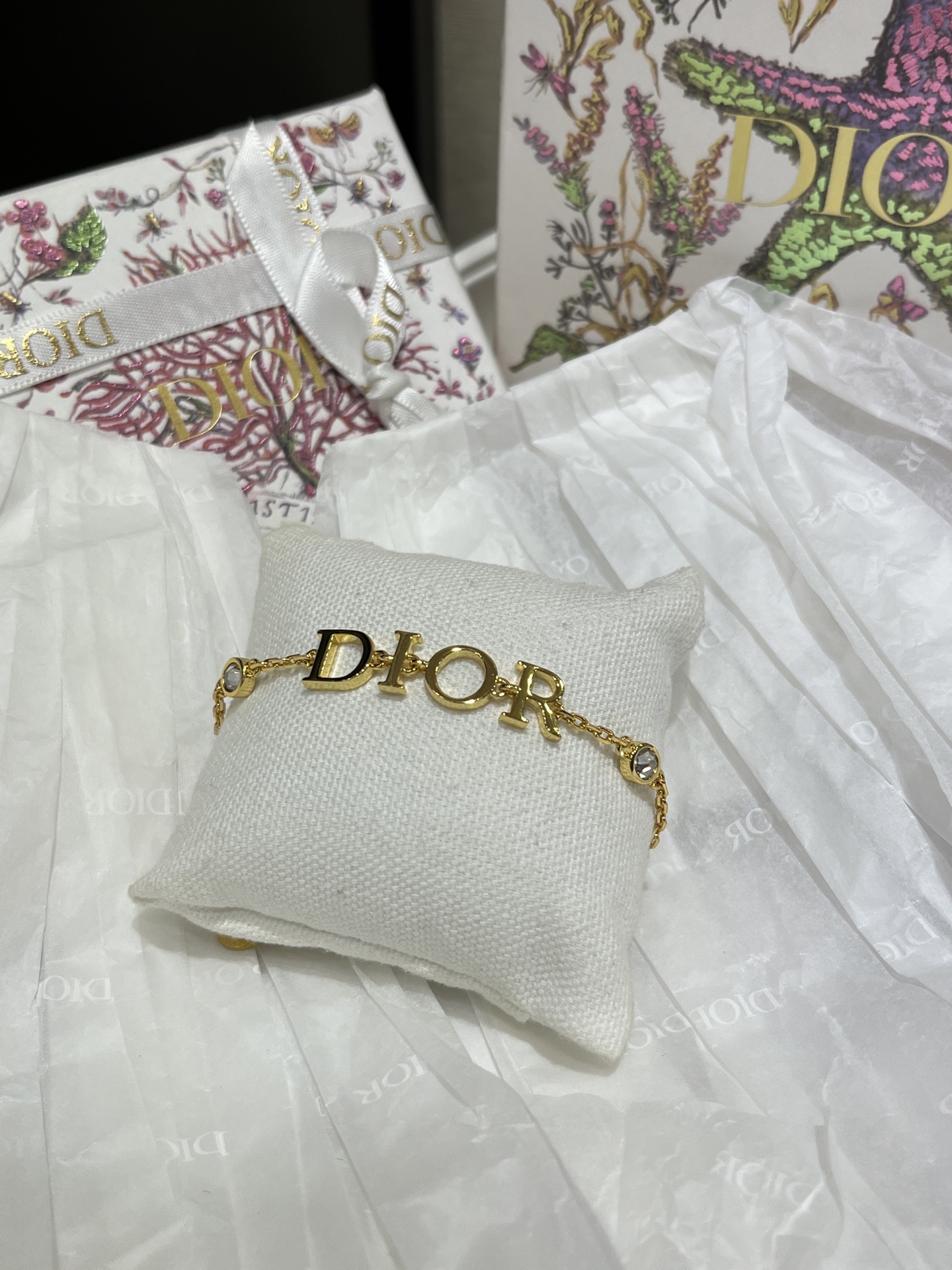 NO:635502,88190, the bracelet arrived today. 25 years new gold letter crystal bracelet. The glossy metal letters are simple, fashionable and highly recognizable. The embellishment of two small diamonds is smart and cute. The details are full of nobility, elegance and a good sense of gold. The same brass material as yb. Swarovski Silver Phantom diamond. Top version, bracelet, Cartier high-end jewelry.1986090988190,今日到货手链 . 25年新款金色字母水晶手链 光面金属字母简洁时髦又极具辨识度 两颗小钻的点缀灵动又可爱 细节处尽显贵气优雅很乖的千金感 yb一样黄铜材质 施华洛银色魅影钻 顶级版本,,bracelet,卡迪亚高端饰品,Jewelry