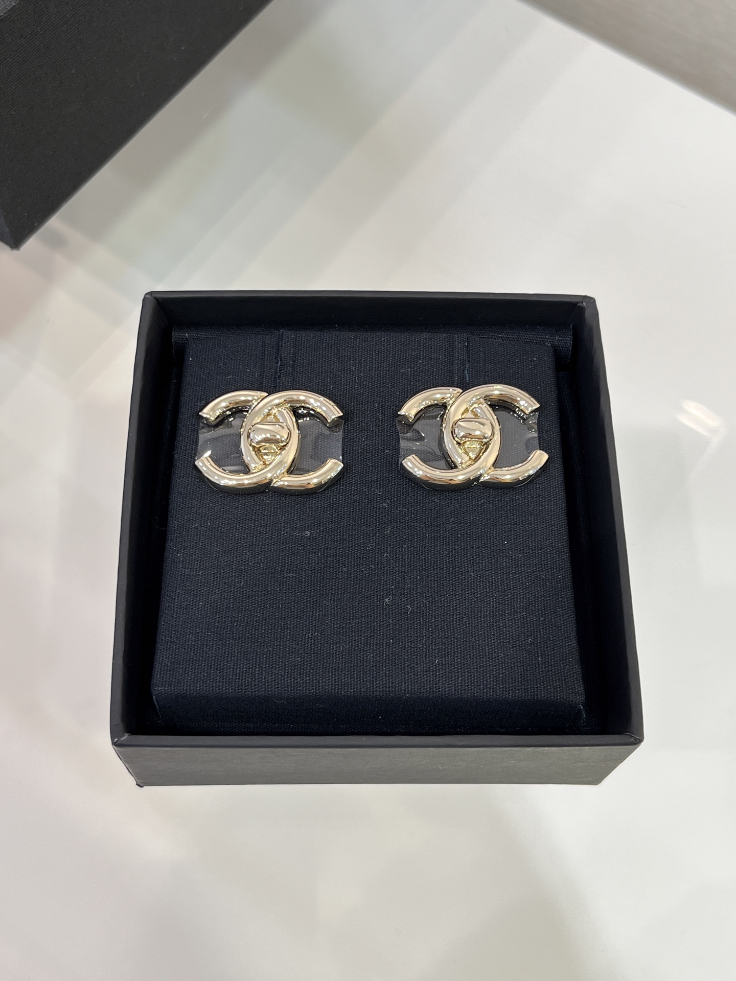 NO:634065,88180, today’s new product classic recommendation. 25A new gold schoolbag buckle double C earrings. The light gold schoolbag buckle double C has a vintage taste~ The glossy metal texture is great. Very versatile and practical. The same brass material as yb. Advanced handmade workshop series. Basic earrings, earrings, Cardia high-end jewelry1986090988180,今日新品经典款推荐 . 25A新款金色书包扣双C耳钉 浅金色书包扣双C很有vintage的味道～ 光面金属质感太好了 非常的百搭实用 yb一样黄铜材质 高级手工坊系列 基础款耳钉耳环,,earrings,卡迪亚高端饰品,Jewelry