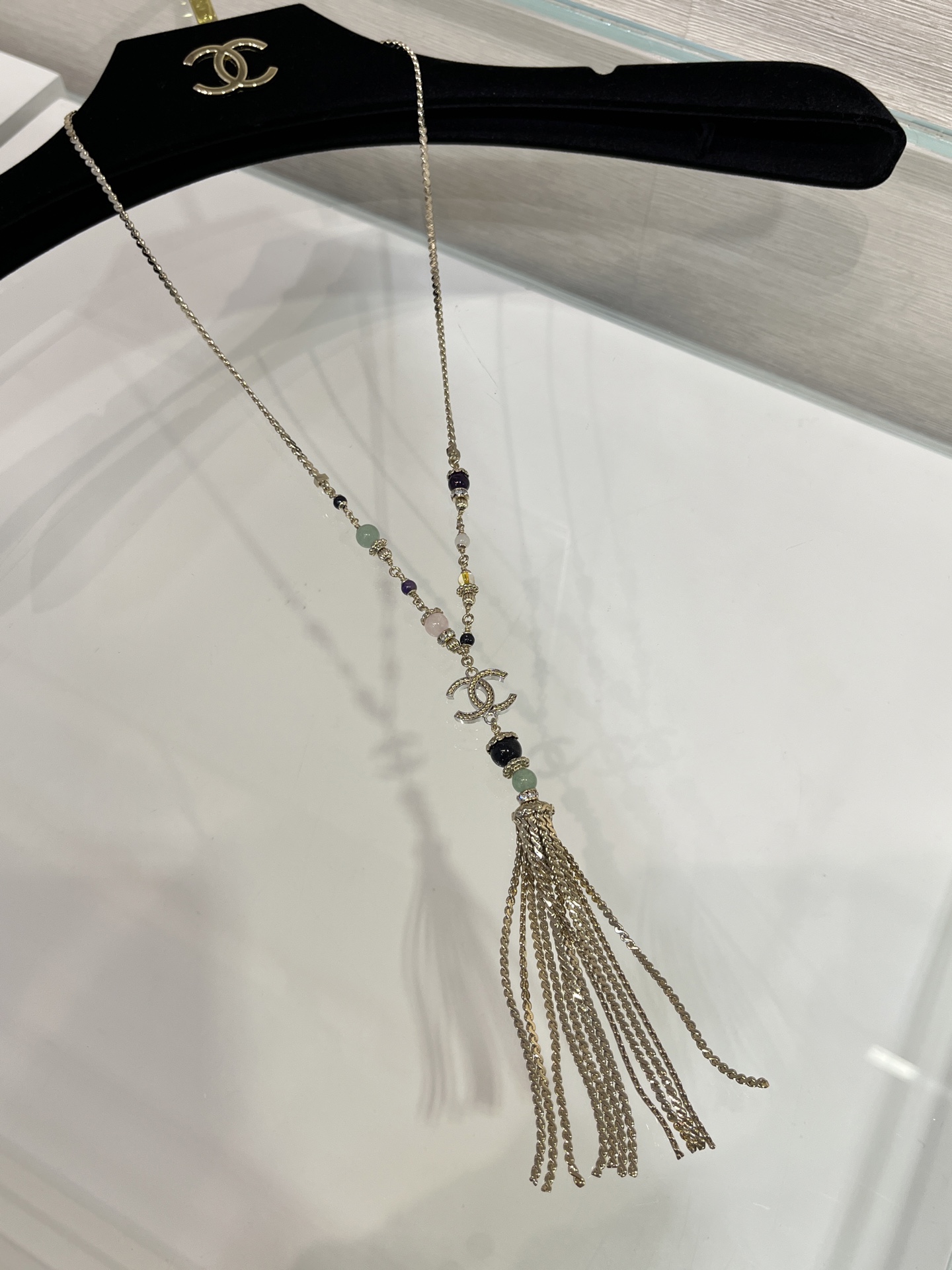 NO:634322,Today's new hot product necklace 25A new golden double C color multi-treasure crystal tassel necklace sweater chain This year's crystal fire, Xiangxiang also has a lot of crystal elements. The healing color is good for spring and summer, gentle and temperament. The snake bone chain tassels are full of ladylike details. The details are very delicate. YB-like brass material crystal. High-end handmade workshop series, sweaters, necklace, Cartier high-end jewelry19860909今日新品爆款项链 25A新款金色双C彩色多宝水晶流苏项链毛衣链 今年水晶大火,香香也出了很多水晶元素 治愈系配色好适合春夏温柔又气质 蛇骨链流苏满满的贵妇感 细节很精致 yb一样黄铜材质水晶 高级手工坊系列,,sweaters,necklace,卡迪亚高端饰品,Jewelry