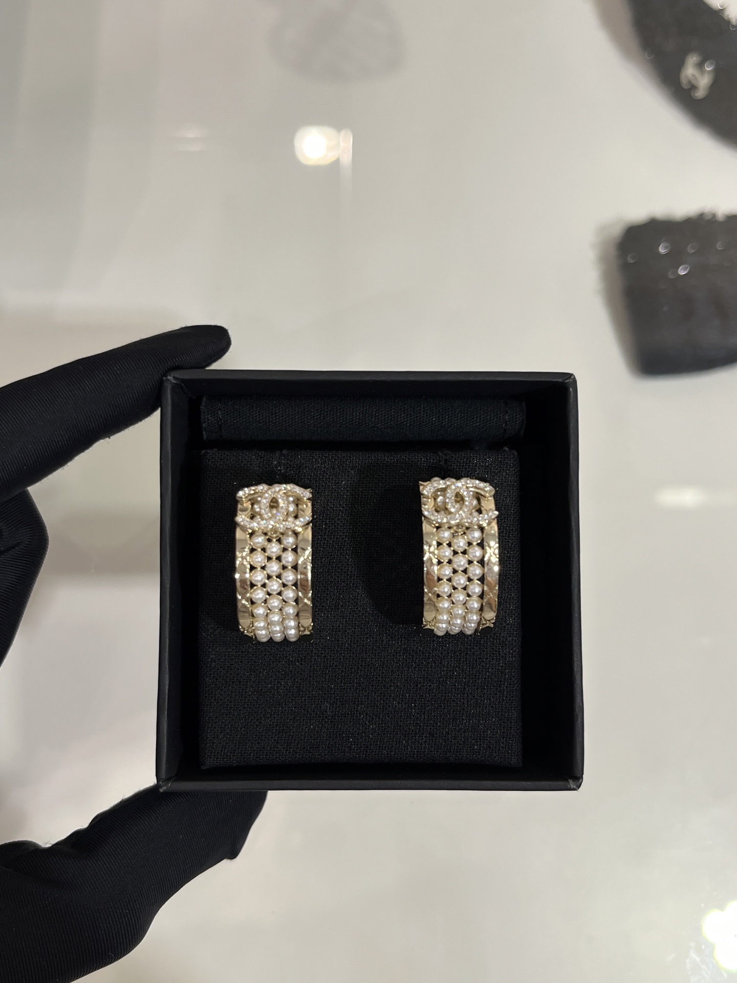 NO:647523,88240, today’s new earrings * 25A new light gold double C pearl hoop earrings, rhombus squares + pearls, very expensive and luxurious at first glance, inspired by the Chinese style abacus, the upper body is very textured, the design of the small earrings is versatile and not picky, the same brass material as yb, customized pearls, you can earn money by buying them, high-end handmade workshop series, earrings, Cardia high-end jewelry1986090988240,今日新品耳环 * 25A新款浅金色双C珍珠圆圈耳环 菱格纹方块+珍珠 一眼就很贵很奢侈 灵感来源于国风元素算盘 上身很有质感 小耳圈的设计百搭不挑人 yb一样黄铜材质 定制珍珠 买到赚到 高级手工坊系列,,earrings,卡迪亚高端饰品,Jewelry