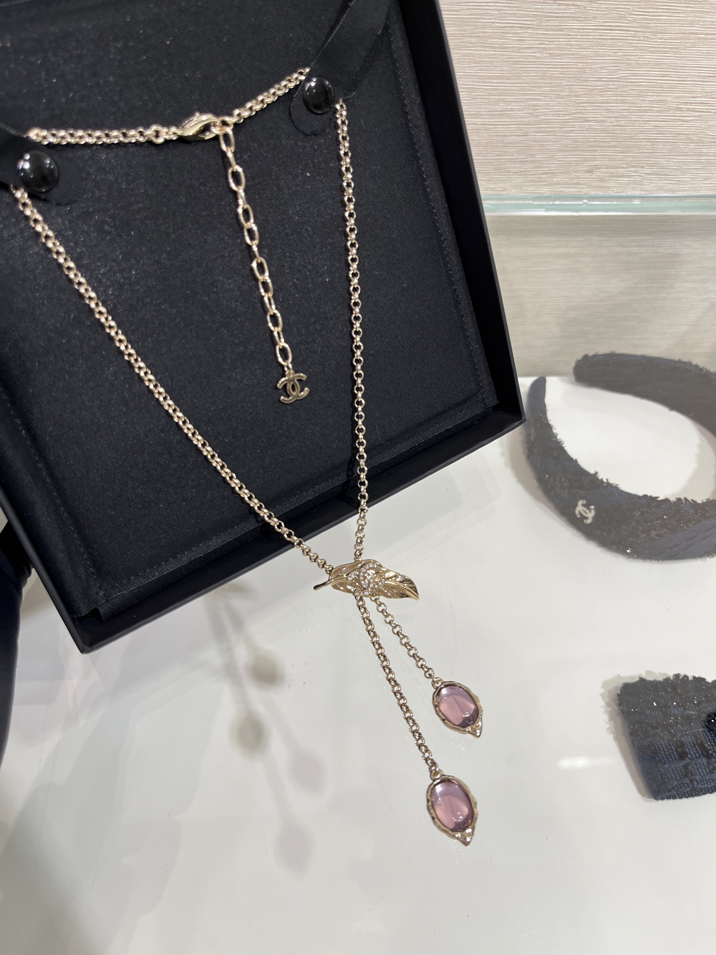 NO:635529,88220, arrived today to buy yb * 25A new gold full diamond double C pink crystal peach double pendant necklace. The pink crystal Xiaoshou peach color is so tender. It is watery, retro and elegant. The gold leaf embellishment is a bit more smart. This very special high-end handmade workshop series is worth buying. Customized crystal made of the same brass material as yb. Swarovski diamonds, necklace, Cartier high-end jewelry1986090988220, 今日到货购入yb * 25A新款金色满钻双C粉色水晶桃子双吊坠项链 粉水晶小寿桃颜色简直太嫩啦 水灵灵的 复古兼具优雅 金叶子的点缀多了几分灵动 这款很特别高级手工坊系列值得入手 yb一样黄铜材质定制水晶 施华洛钻,,necklace,卡迪亚高端饰品,Jewelry