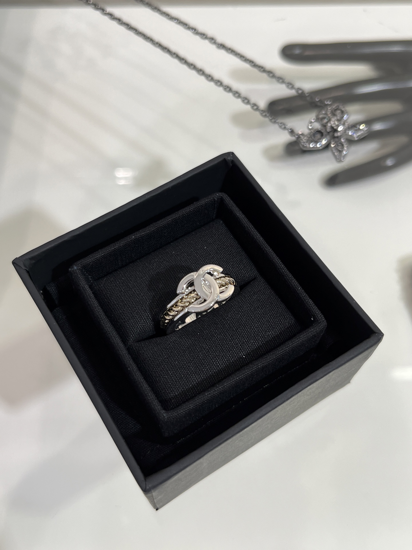 NO:635690,88180 Today's new ring. 25A new silver double C golden snake bone chain ring. Snake bone chain ring with large double C. Very simple and ins design. Very suitable for daily matching. Fashionable and exquisite matching items. Whether worn casually for commuting or stacked. Very nice. Size US size 6-7-8. YB same brass material. Advanced handmade workshop series, ring, Cardia high-end jewelry1986090988180今日新品戒指 . 25A新款银色双C金色蛇骨链条戒指 蛇骨链戒圈大双C 很简约很ins的设计 好适合日常搭配 时髦精的搭配好物 不管是通勤随便佩戴还是叠戴 都很nice 尺码size美码6-7-8 yb一样黄铜材质 高级手工坊系列,,ring,卡迪亚高端饰品,Jewelry