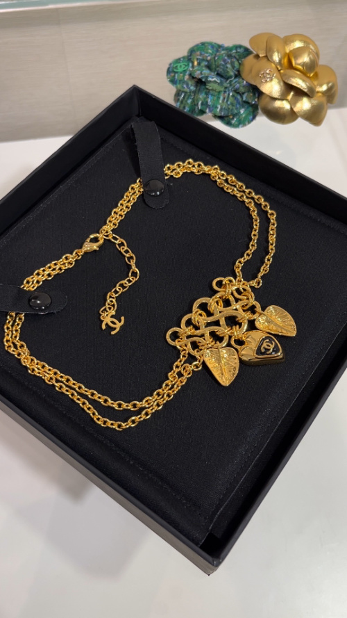 Elegant Gold-Tone Chain Necklace with Heart Charms, Perfect for Special Occasions 1 Elegant Gold-Tone Chain Necklace with Heart Charms, Perfect for Special Occasions