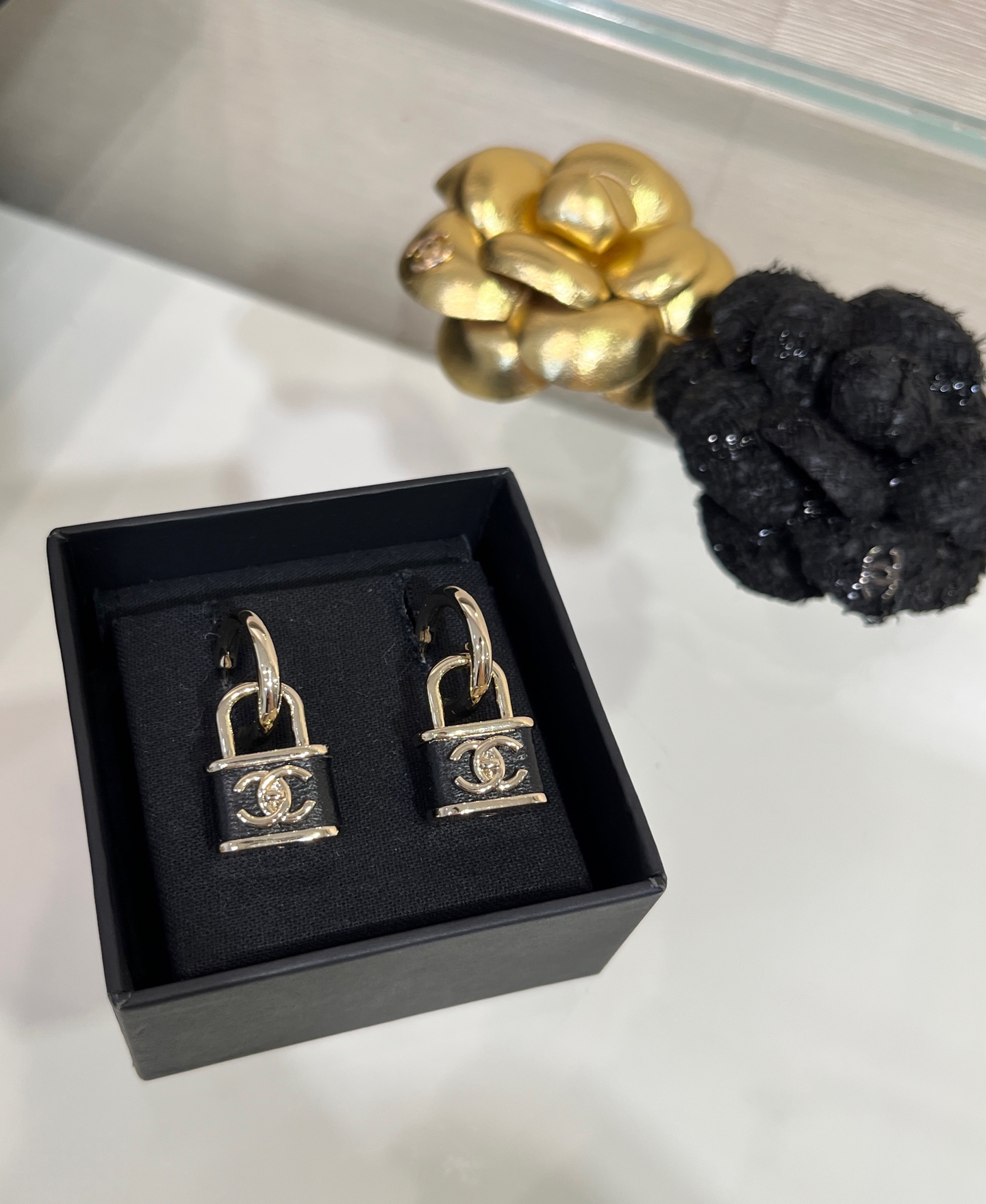 NO:816427,88200, Today's new earrings. 25A new black lambskin gold school bag buckle double C lock earrings. The small lock shape is very retro, fashionable, cool and casual. It is high-end and versatile for daily casual matching. It is very textured. The same material as yb, brass lambskin high-end handmade workshop series, earrings, sheepskin, Cardia high-end jewelry1986090988200,今日新品耳环 . 25A新款黑色小羊皮金色书包扣双C锁头耳环 小锁头造型很复古时髦酷酷的又休闲 日常随意搭配都很高级百搭 很有质感 yb一样材质黄铜小羊皮高级手工坊系列,,earrings,sheepskin,卡迪亚高端饰品,Jewelry