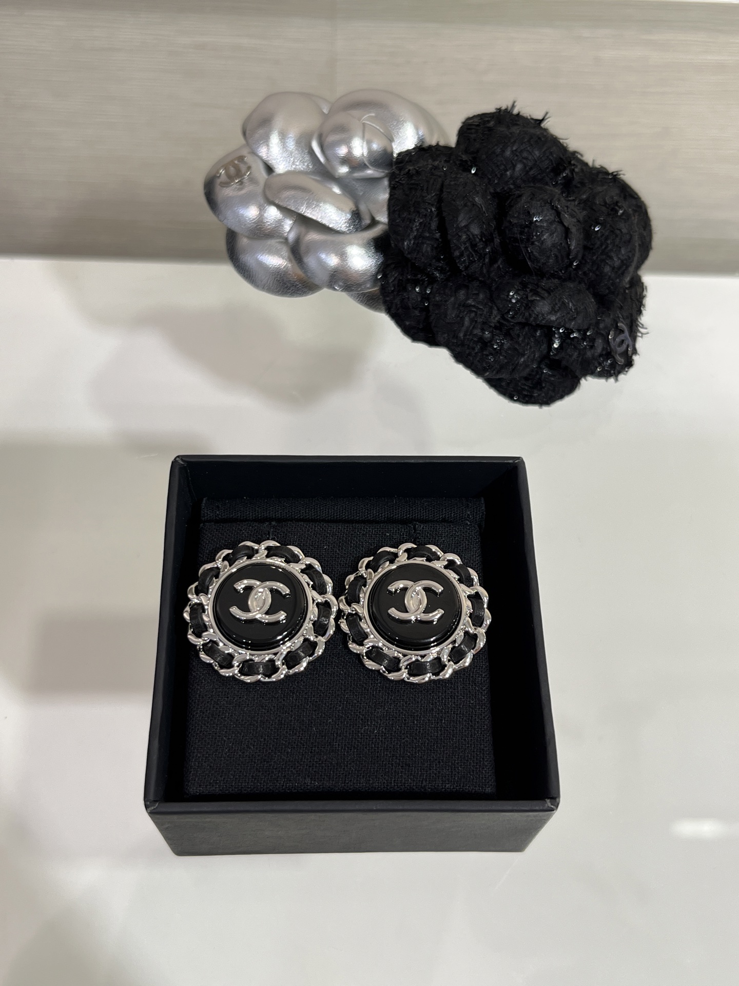 NO:714448,88190, the earring style arrived today. 25 new silver double C patent leather chain round earrings, black patent leather with classic leather chain design, super cool, casual, fashionable and high-end button style, so versatile for daily use, yb same brass material, patent leather, button earrings, earrings with packaging box, top version, earrings, Cardia high-end jewelry1986090988190,今日到货耳钉款 . 25新款银色双C漆皮穿链圆形耳钉 黑色漆皮搭配经典皮穿链设计 超酷 休闲时髦且高级纽扣款日常太百搭了 yb一样黄铜材质漆皮 纽扣耳钉耳环带包装盒 顶级版本,,earrings,卡迪亚高端饰品,Jewelry