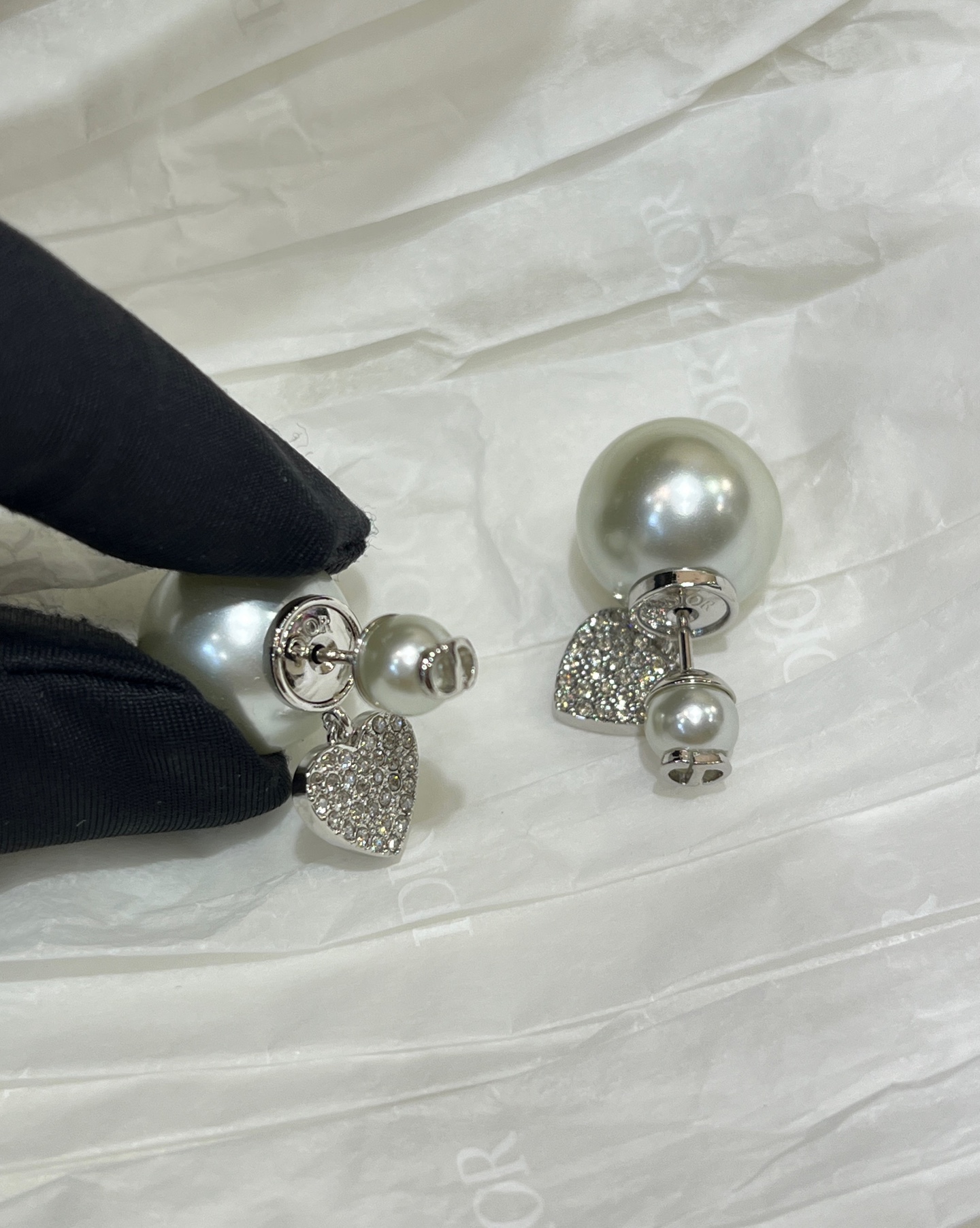 NO:634358,88160, today's new earrings are silver. 25 years new silver CD full diamond love pendant double ball pearl earrings. Small CD double ball pearl x full diamond love heart. Simple and attractive. The size is very exquisite, compact and versatile for daily use, low-key and elegant. yb same brass Swarovski Phantom diamond, earrings, Cartier high-end jewelry1986090988160,今日新品耳环银色款 . 25年新款银色CD满钻爱心吊坠双球珍珠耳钉 小CD双球珍珠x满钻爱心 简单又耐看 尺寸很精致小巧日常百搭低调贵气 yb一样黄铜施华洛魅影钻,,earrings,卡迪亚高端饰品,Jewelry