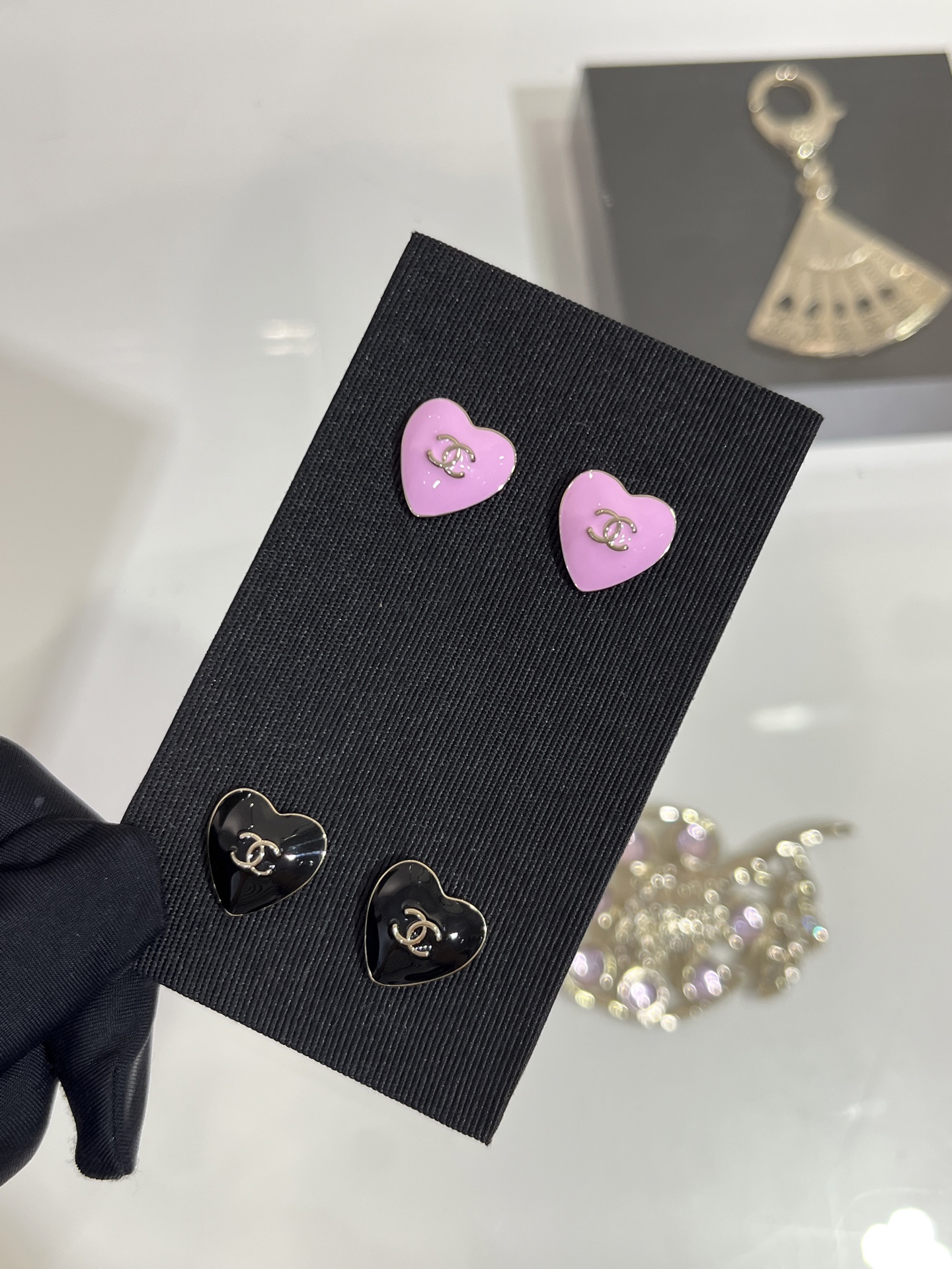 NO:635418,88150 arrived today and bought yb. 25B new gold-edged double C Barbie pink enamel love earrings. The color is super tender and the enamel love is perfect for spring and summer. It has a vintage flavor. It is cute and noble enough. It is recommended to buy for daily matching. It is very sweet and delicate~ The same brass material as yb. Enamel crafts. Earrings and earrings with packaging box. Top version, earrings, Cardia high-end jewelry.1986090988150今日到货购入yb . 25B新款金边双C芭比粉色珐琅爱心耳钉 颜色超嫩的珐琅小爱心好适合春夏 有点vintage的味道 可可爱爱又足够贵气 推荐入手日常搭配很甜美很精致～ yb一样黄铜材质 珐琅工艺 耳钉耳环带包装盒顶级版本,,earrings,卡迪亚高端饰品,Jewelry